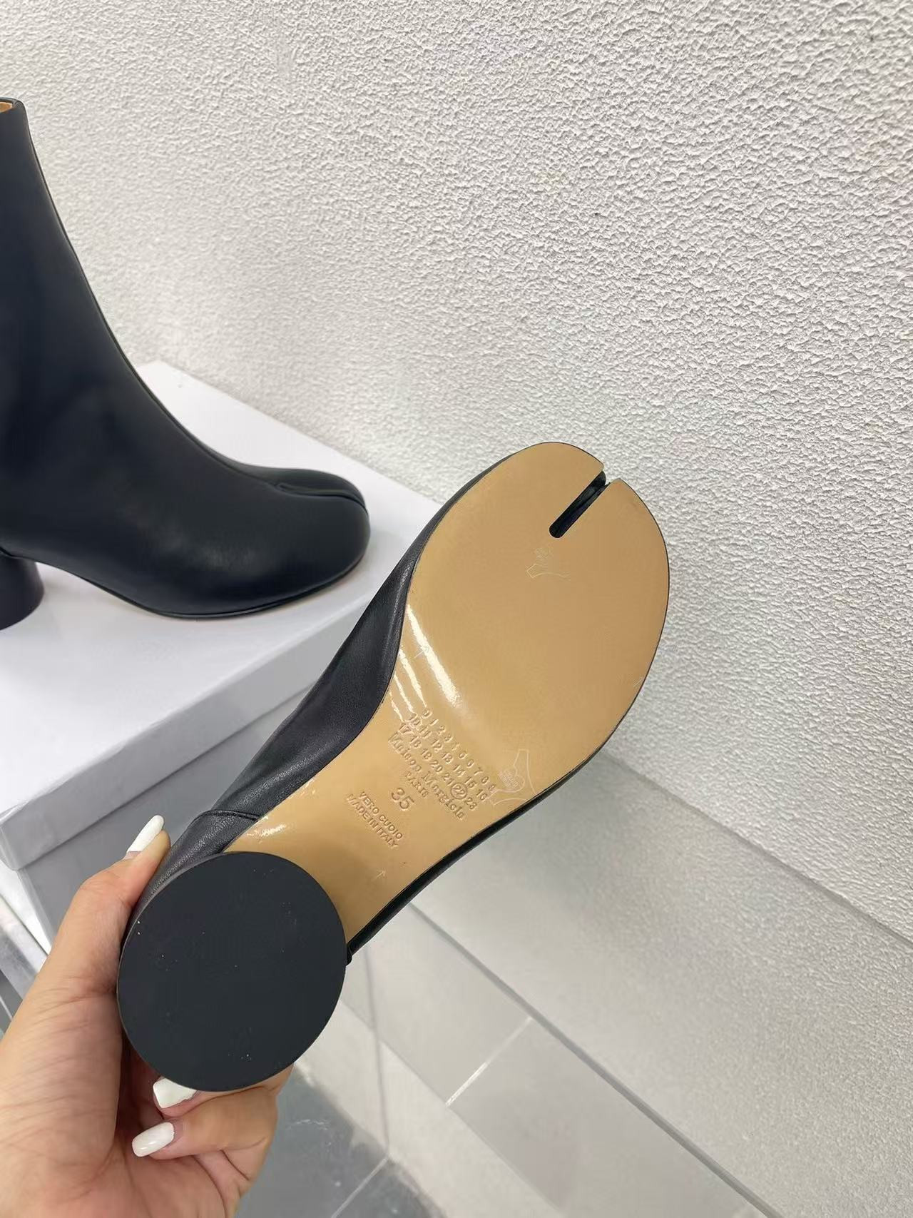ua ma*s*n Ma*i*la tabi ankle boots