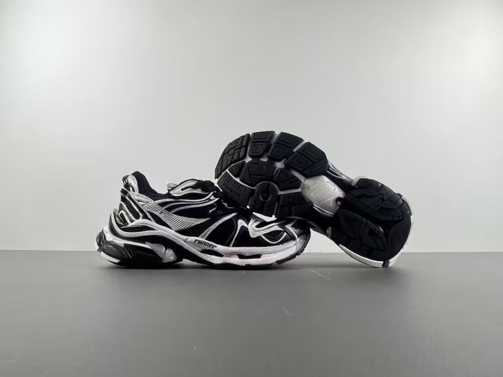 ua Ba*len*cia*ga runner black white