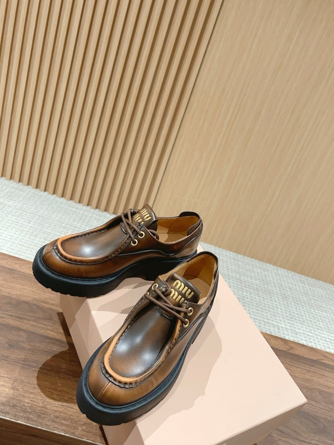 ua M1v M1v laced fumé leather loafers