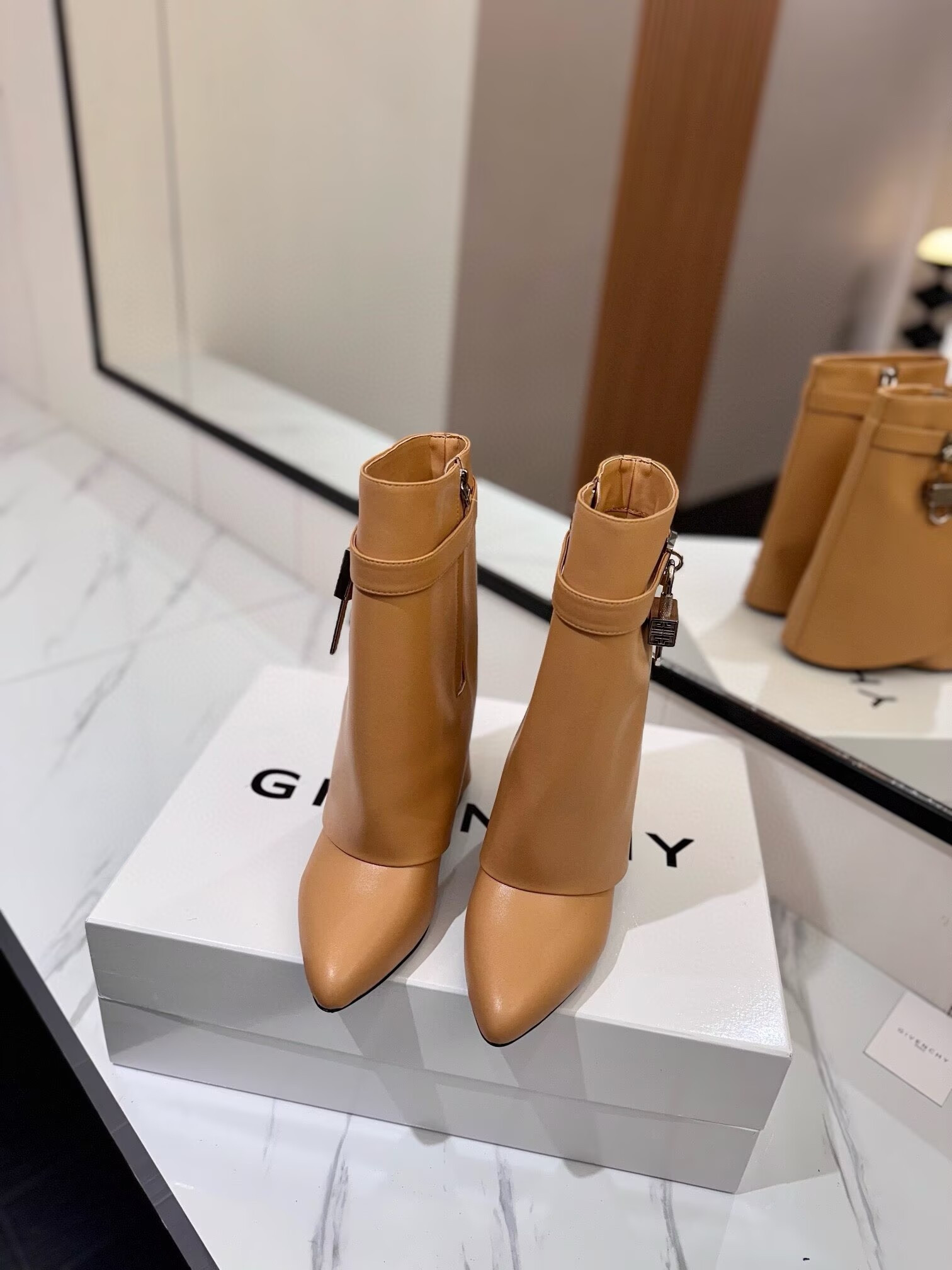 ua G1uenchy boots