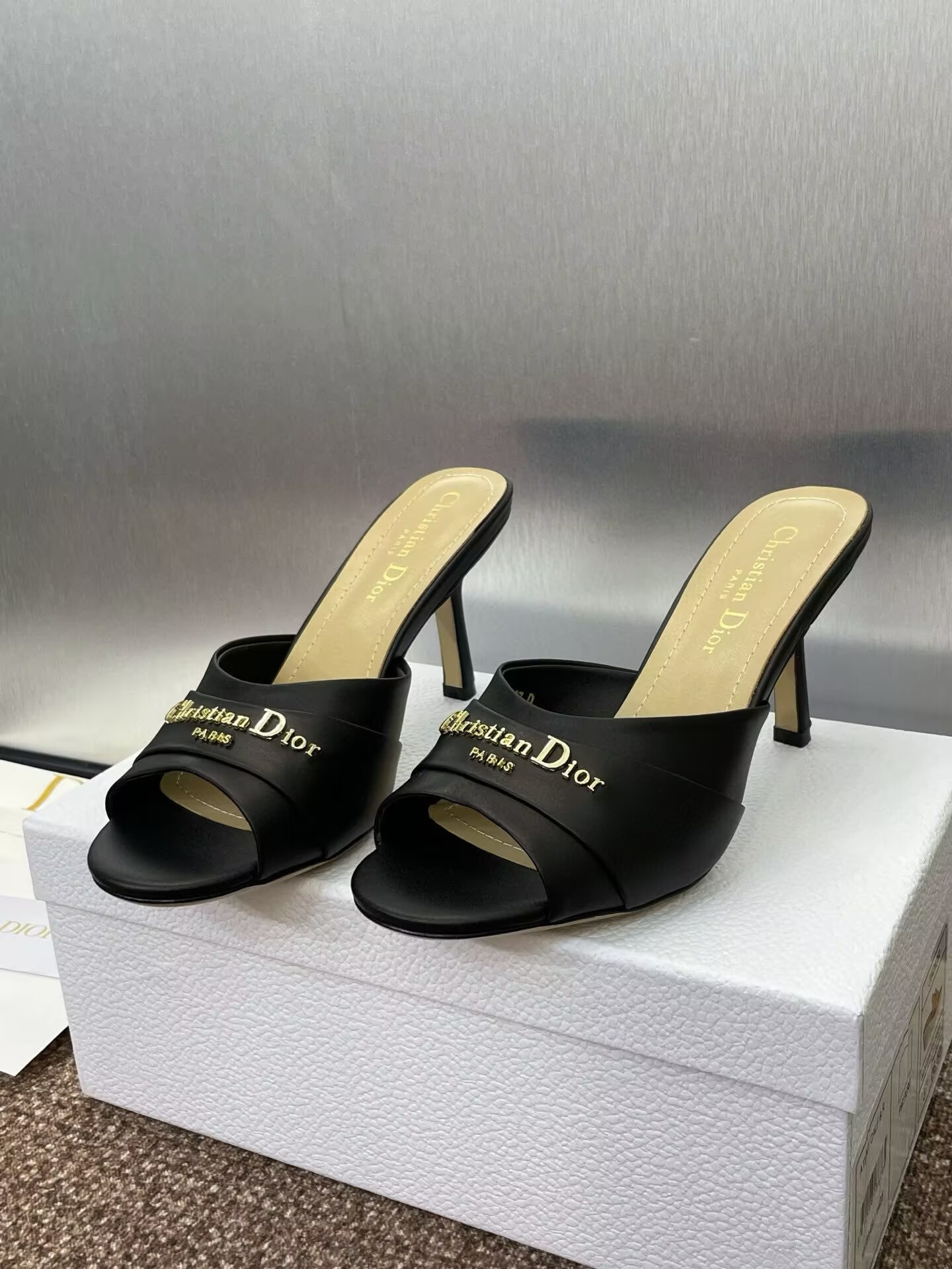 ua D*or heeled slide