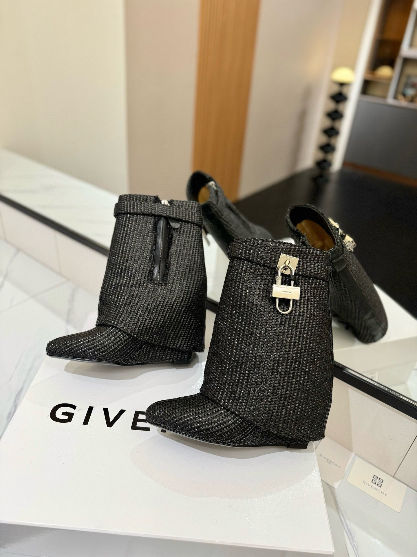 ua G1uenchy boots
