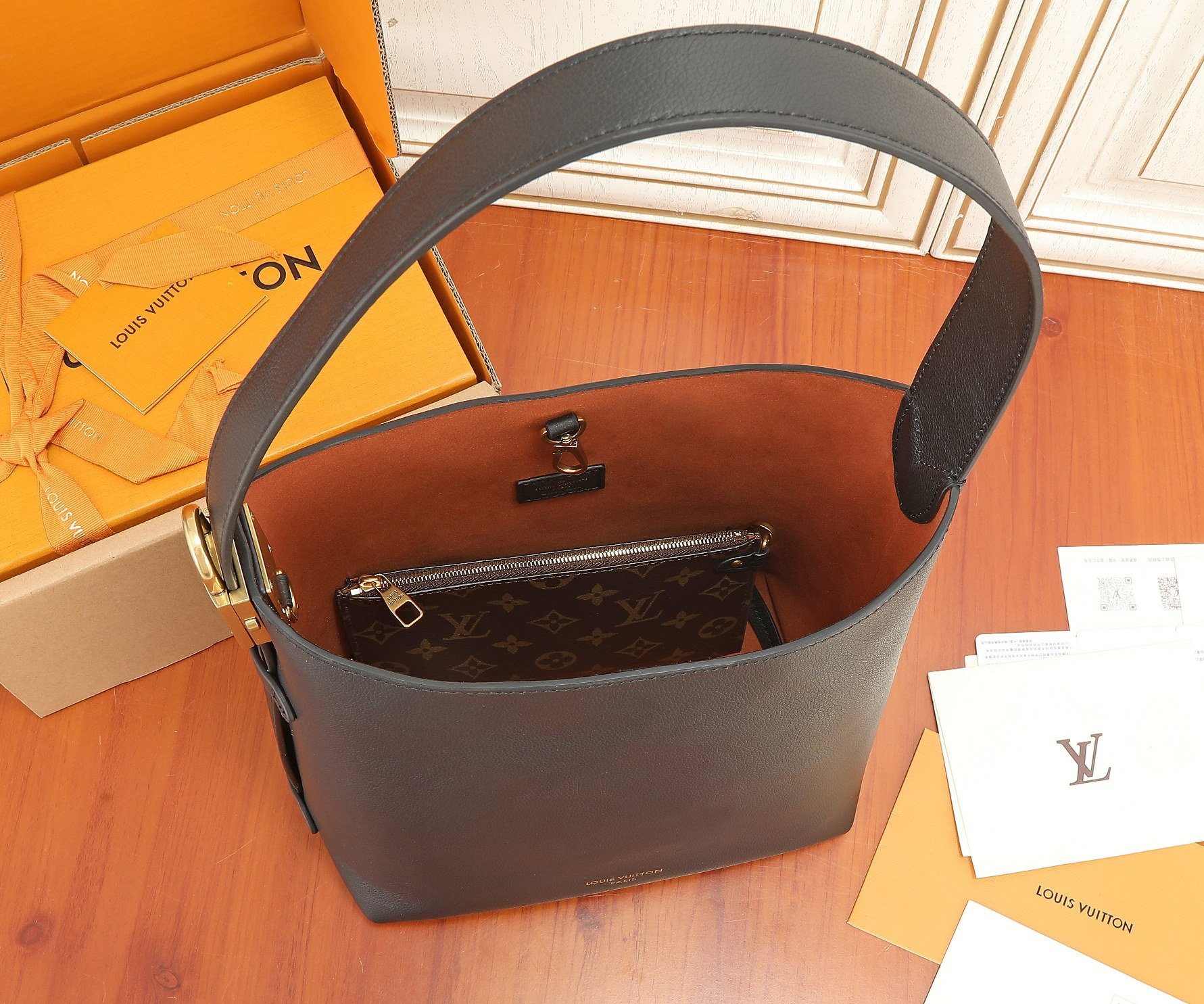 LV  small low key hobo M25352 24x28x16cm