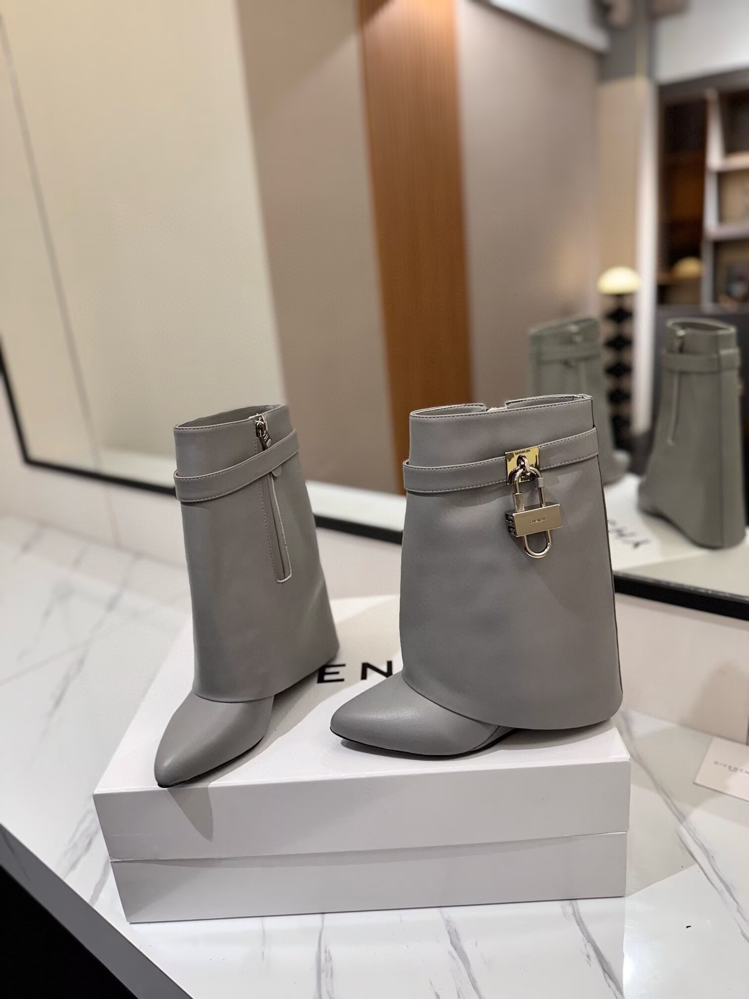 ua G1uenchy boots