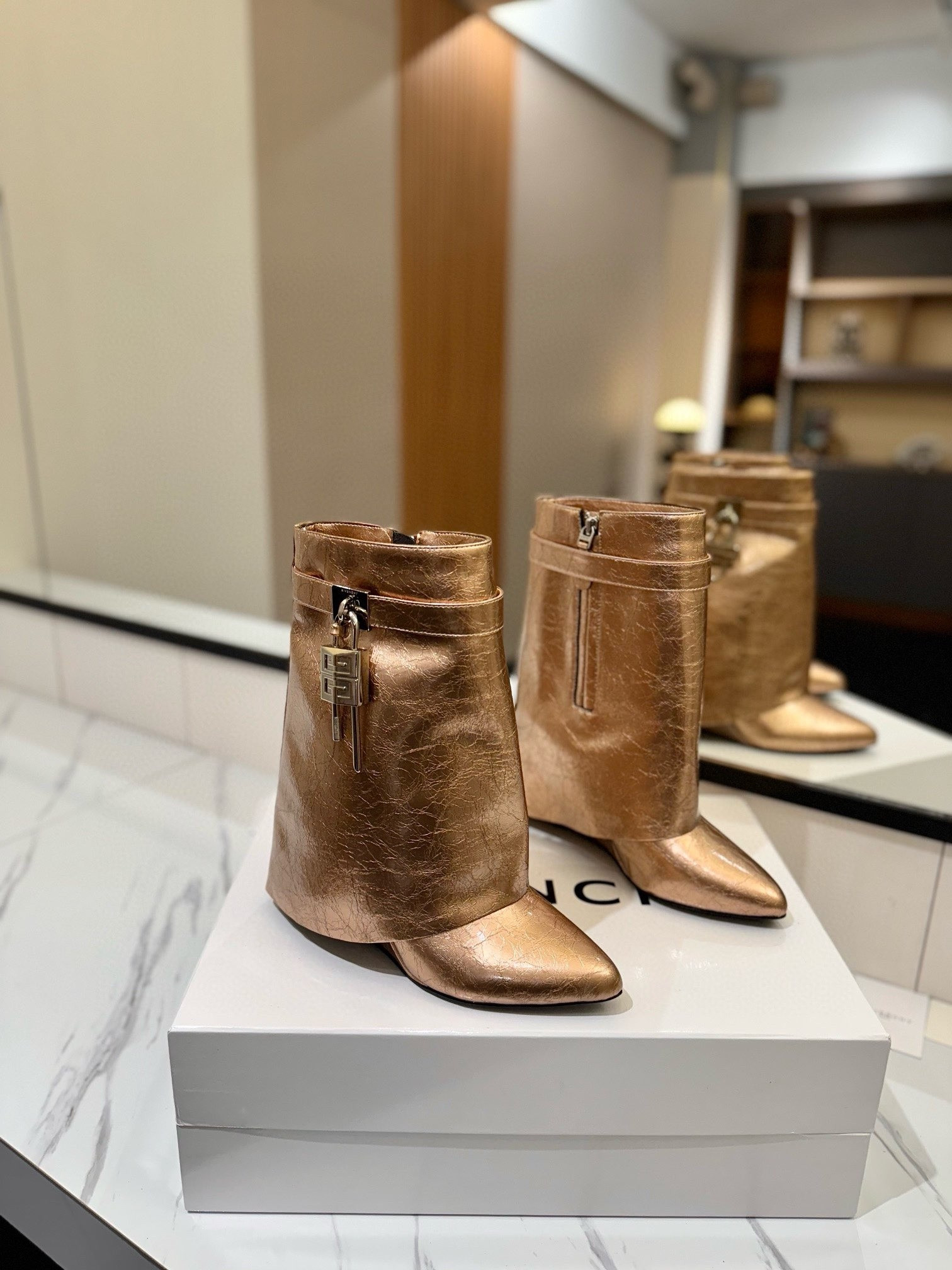 ua G1uenchy boots