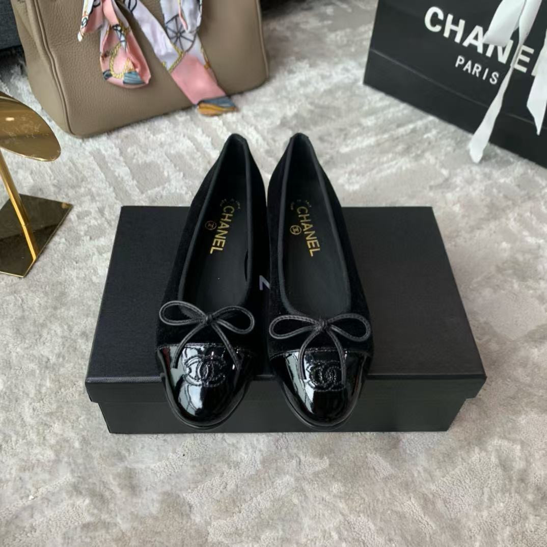 ua Ch*el ballet flats