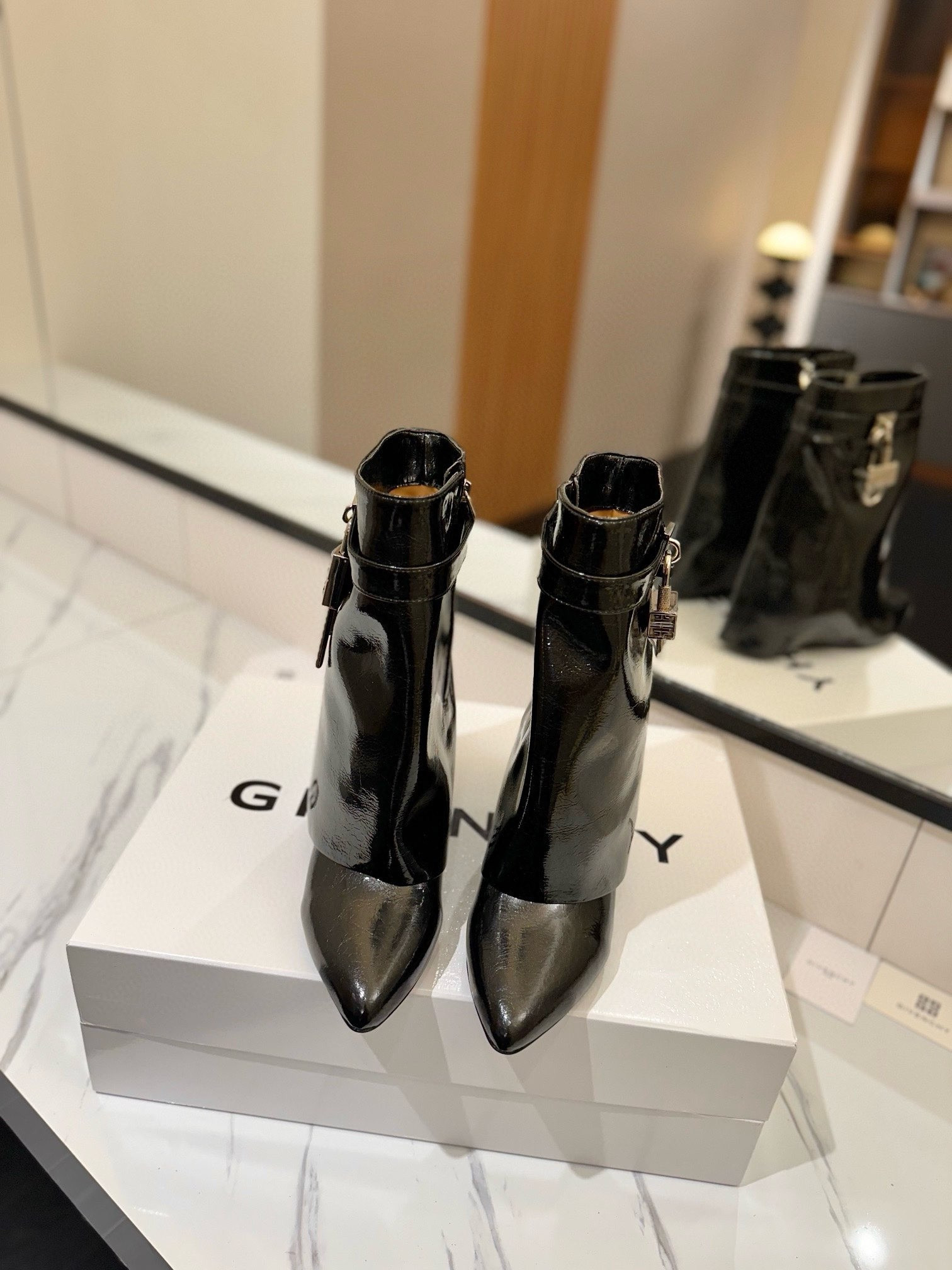 ua G1uenchy boots