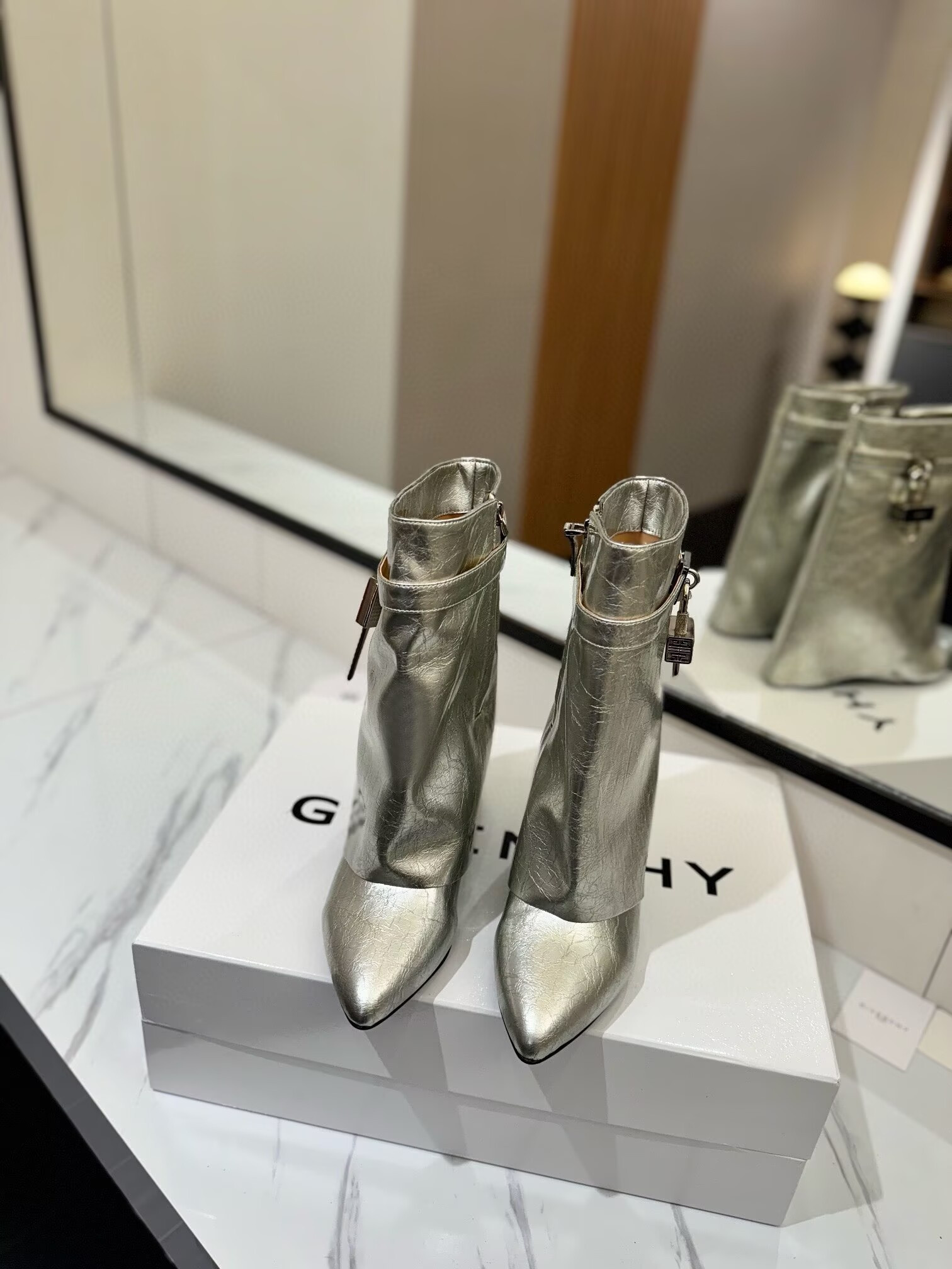 ua G1uenchy boots