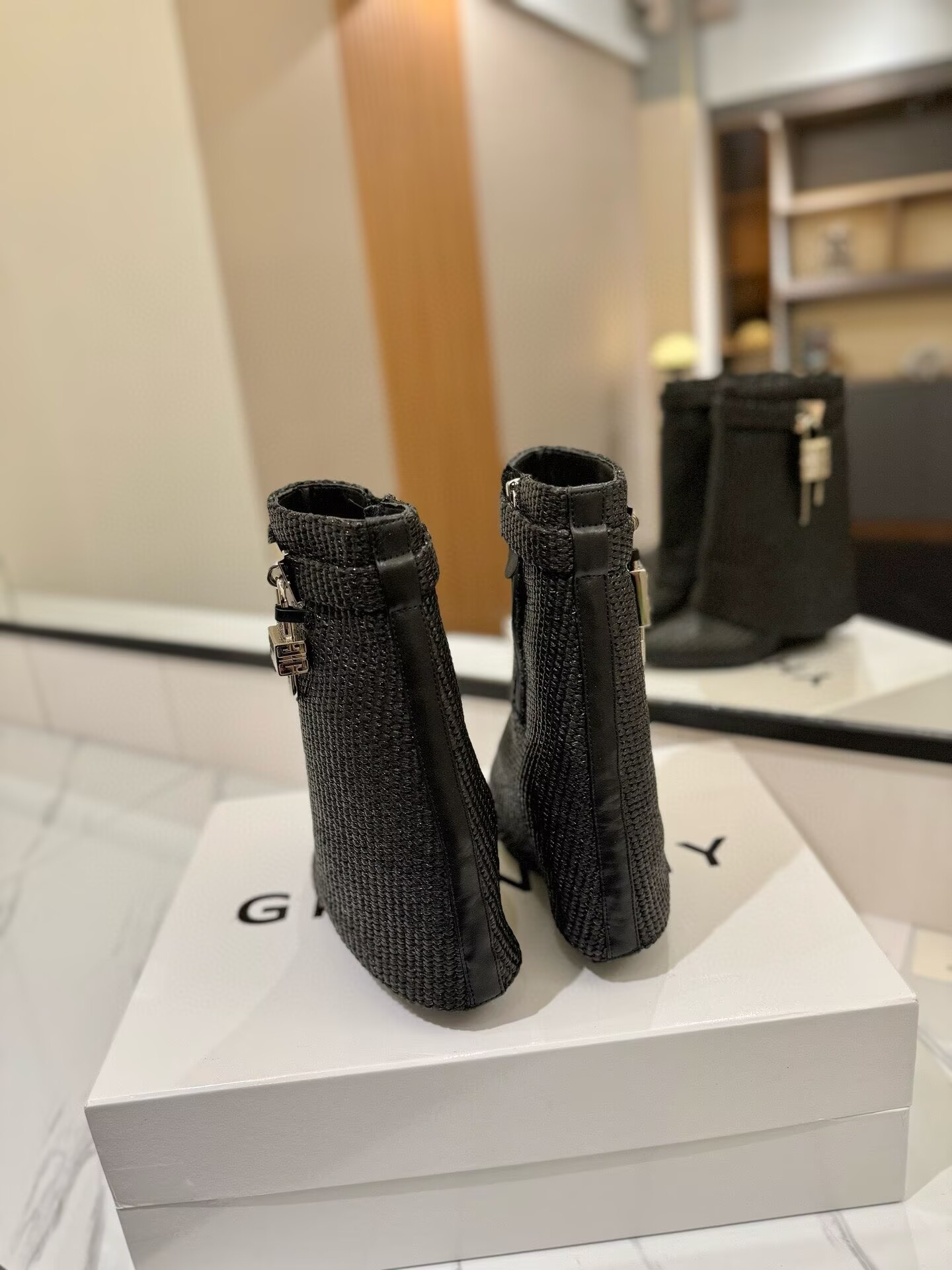 ua G1uenchy boots