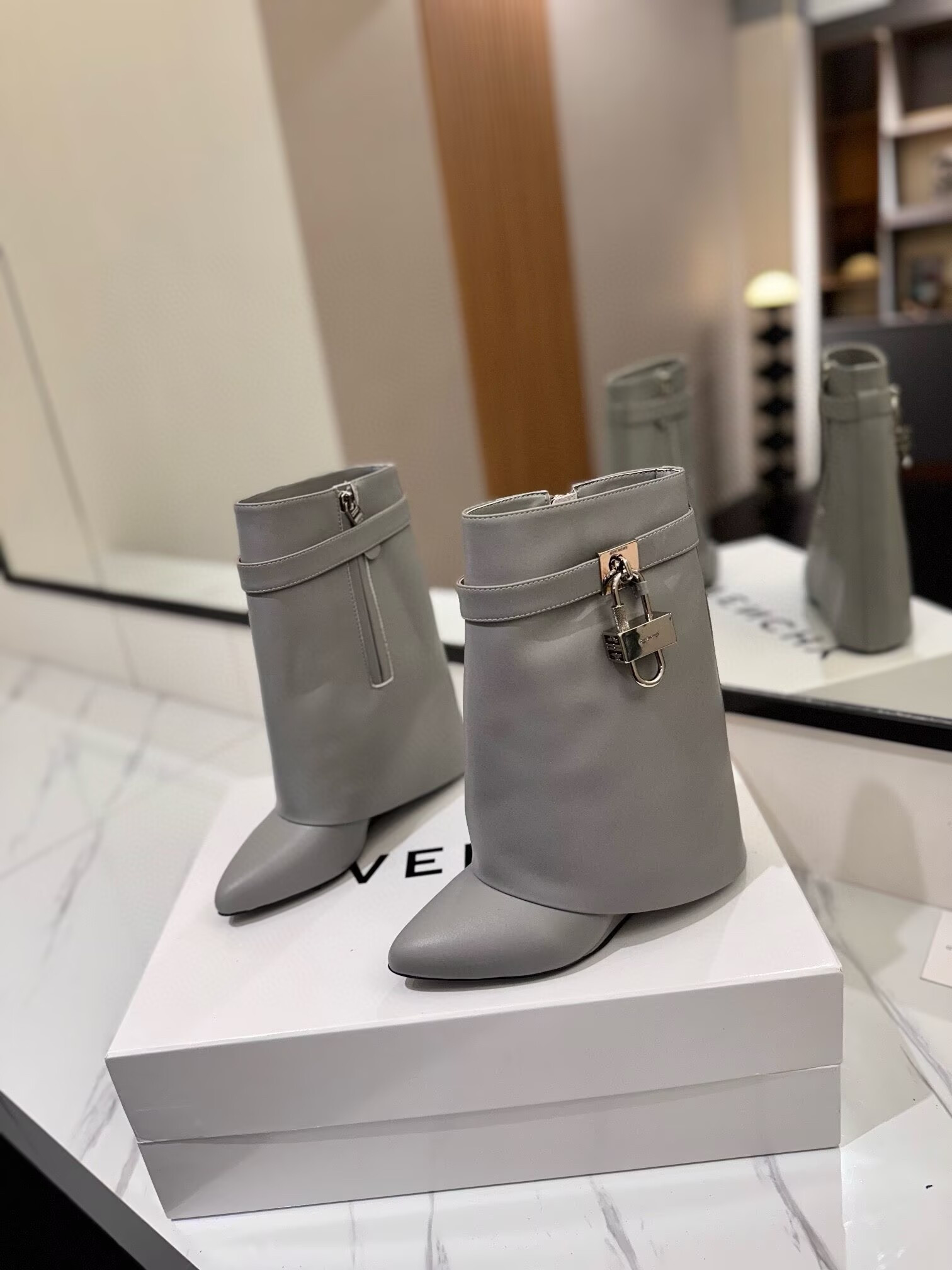 ua G1uenchy boots