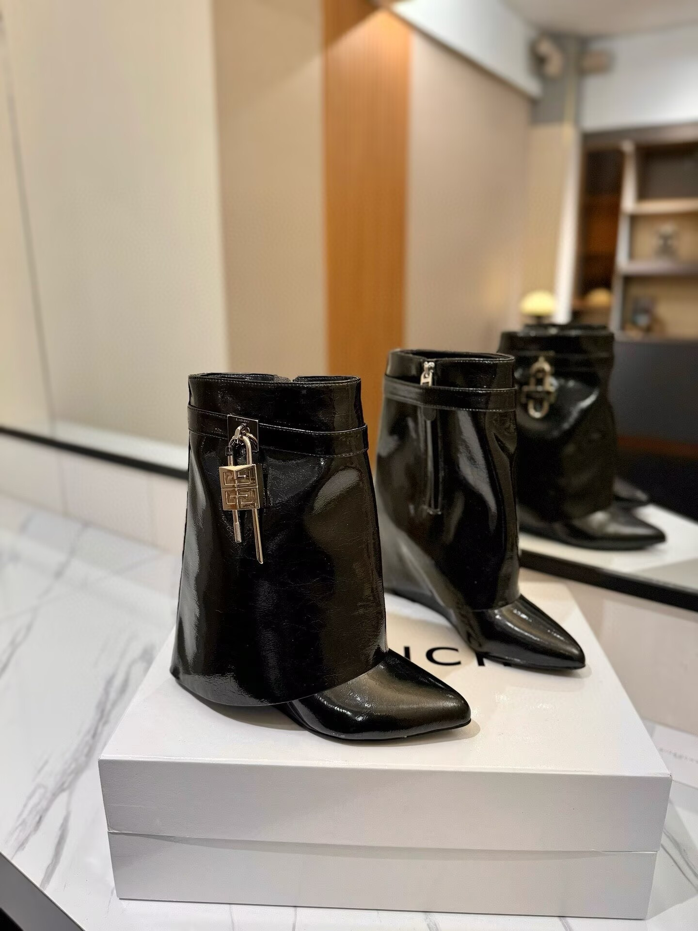 ua G1uenchy boots