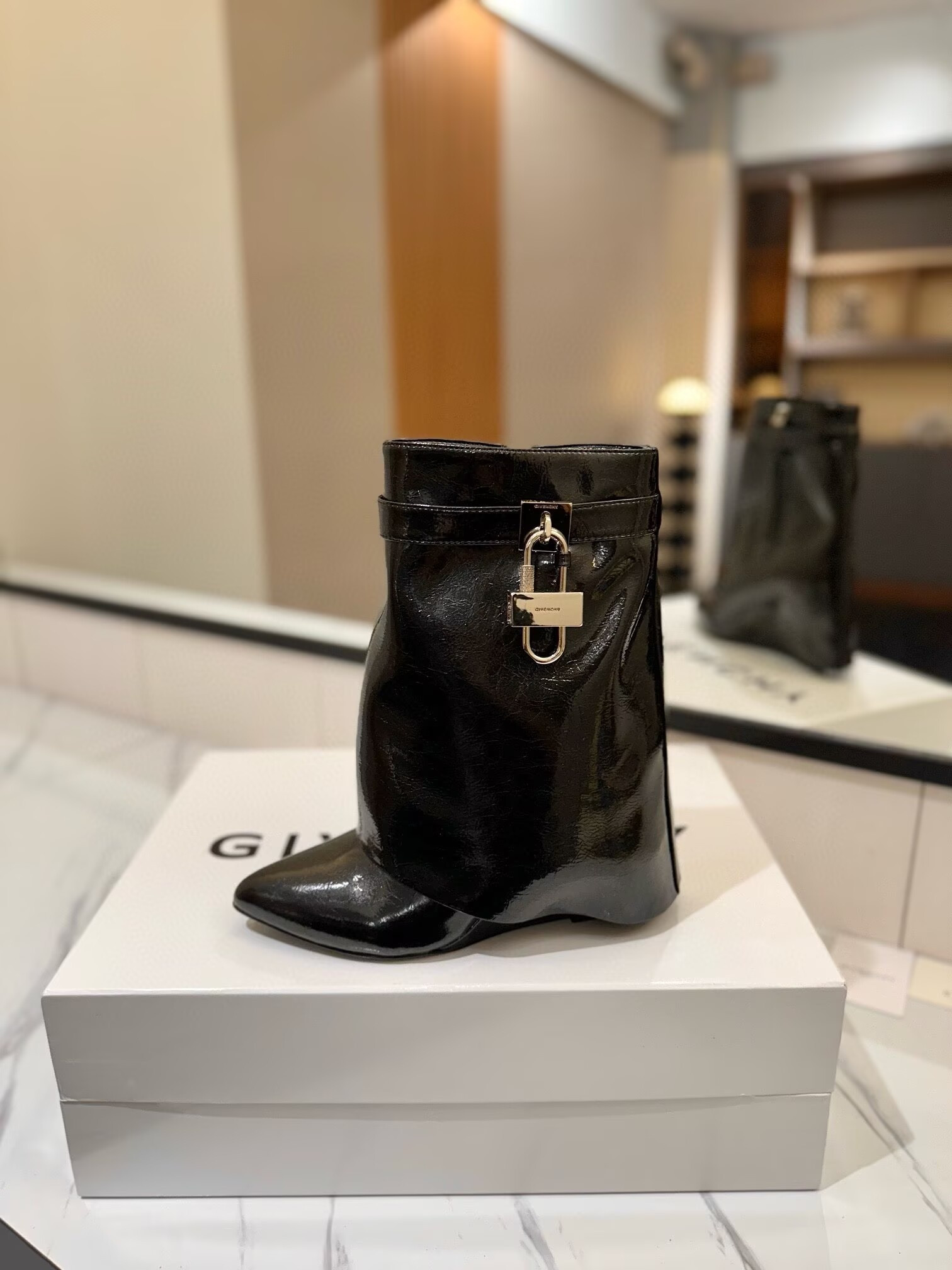 ua G1uenchy boots