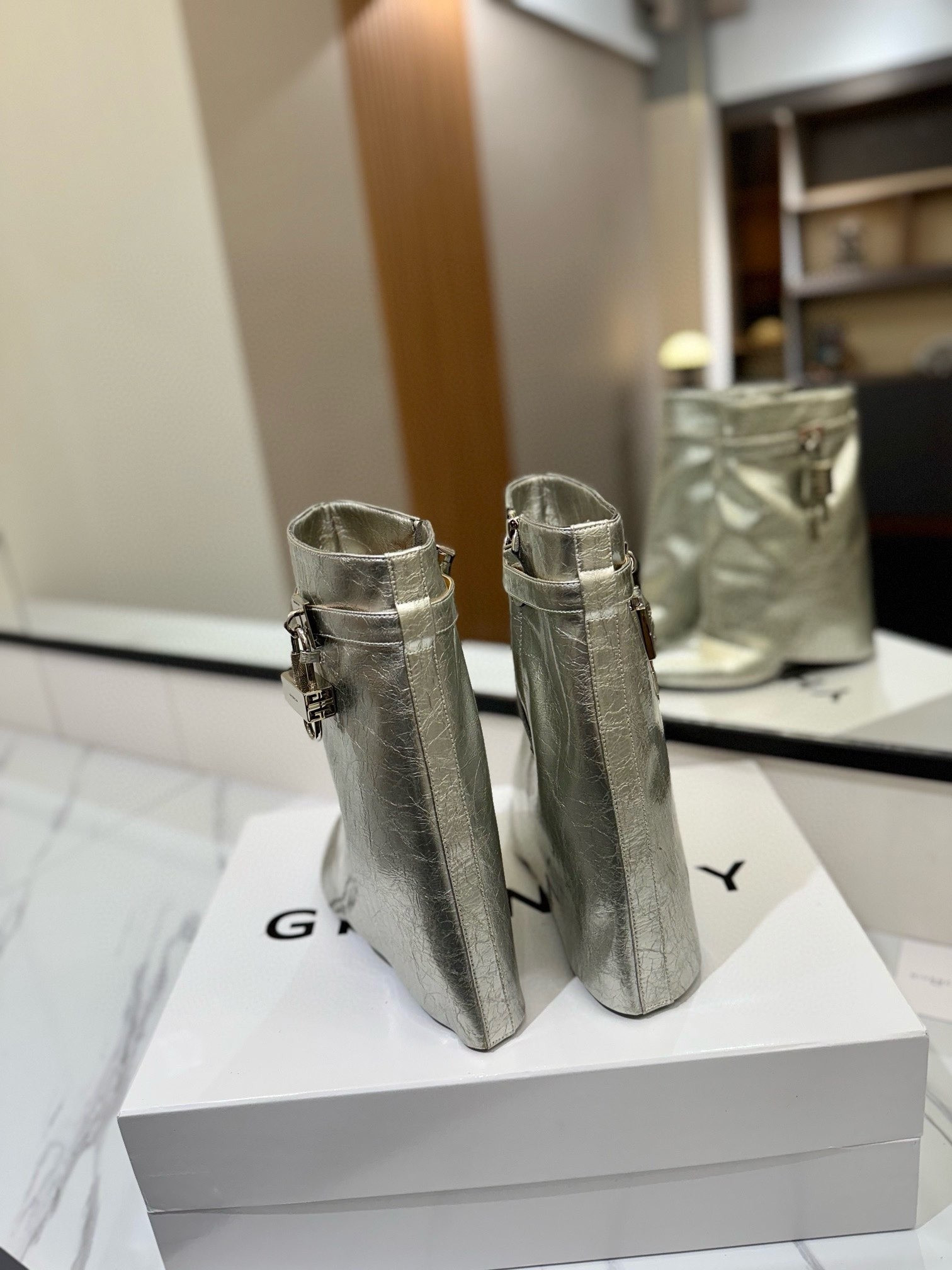ua G1uenchy boots