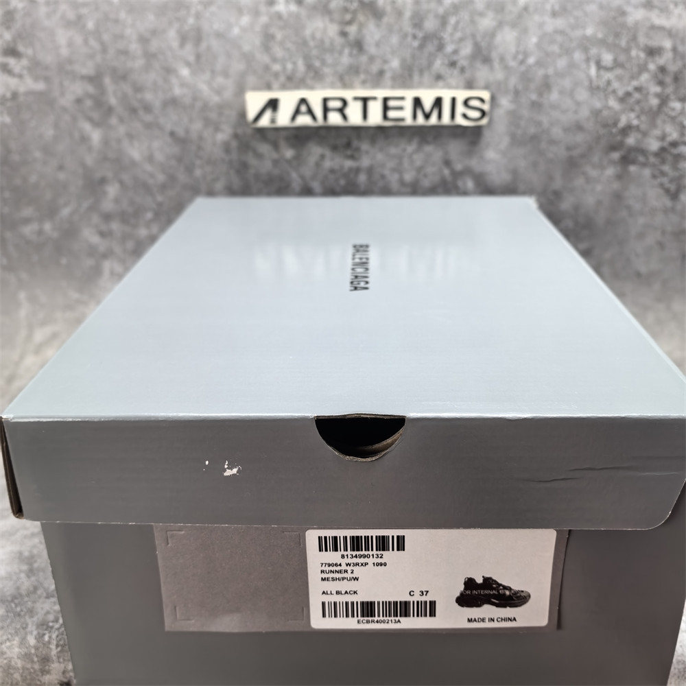ua Ba*len*cia*ga runner sneaker
