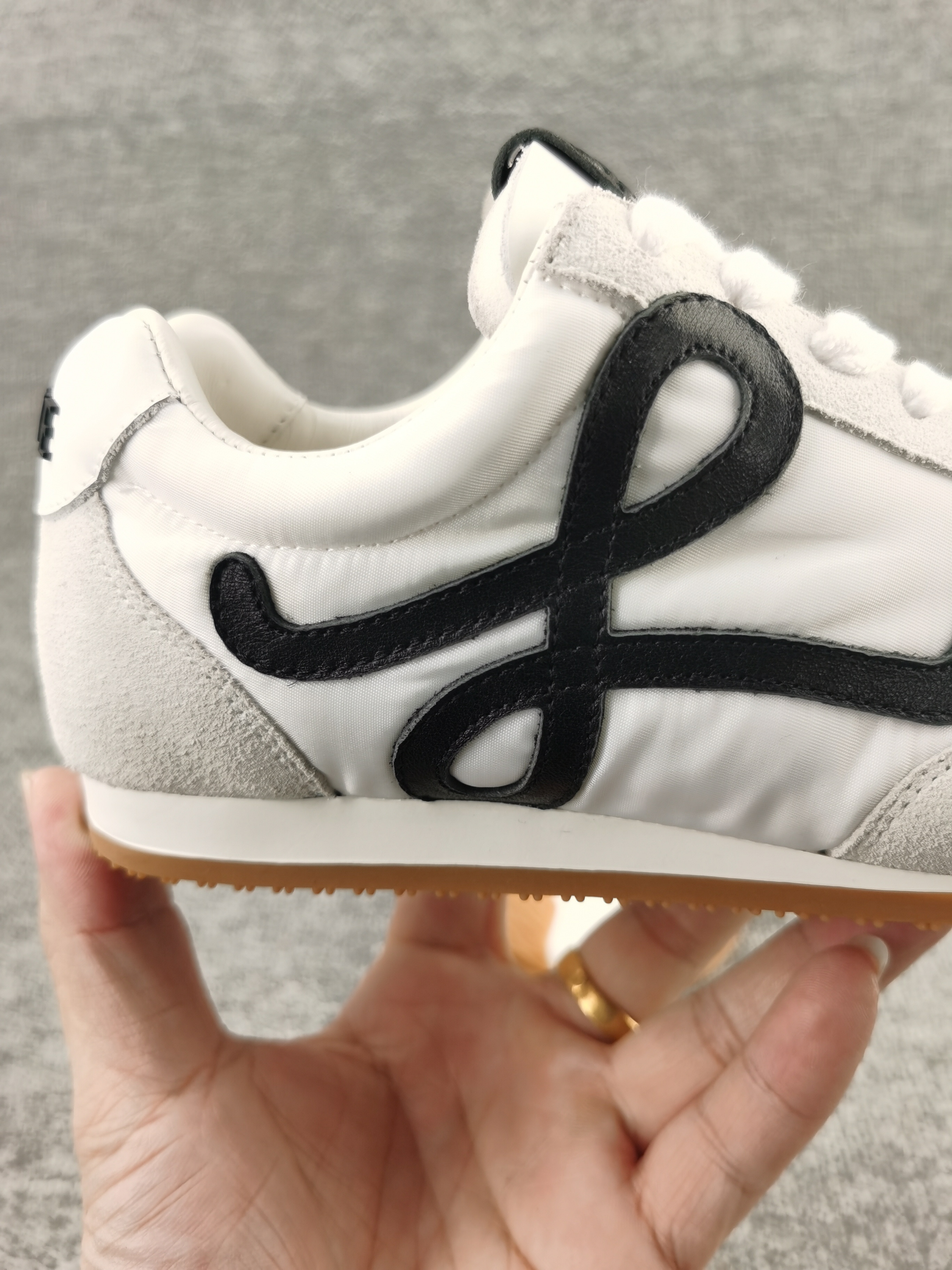 ua L0ew* sneakers