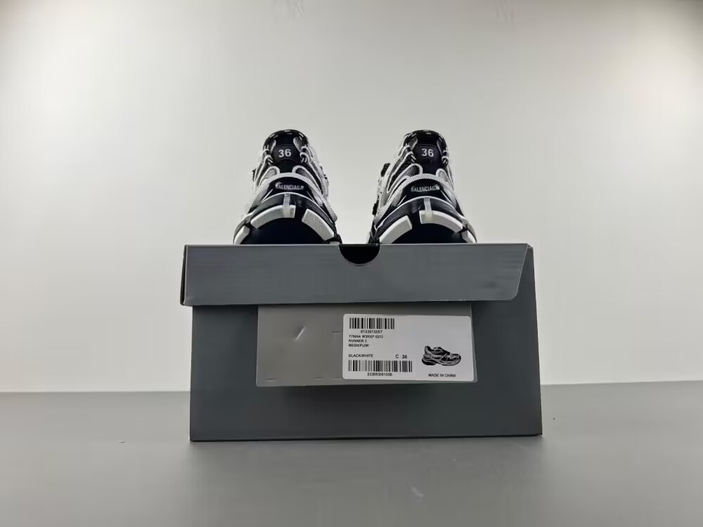 ua Ba*len*cia*ga runner black white