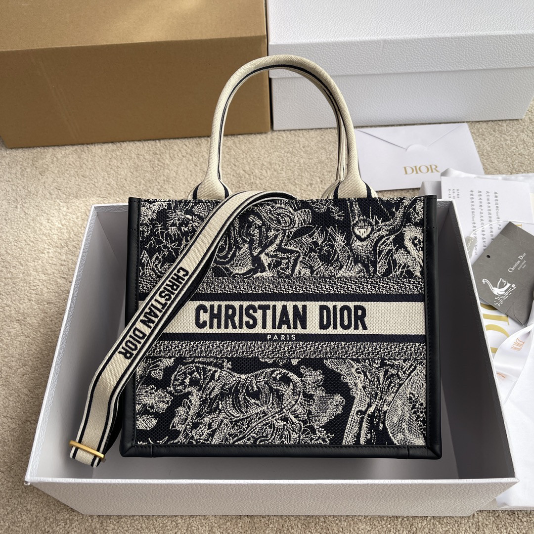 D*or  book tote  reverse  26.5×21×14cm
