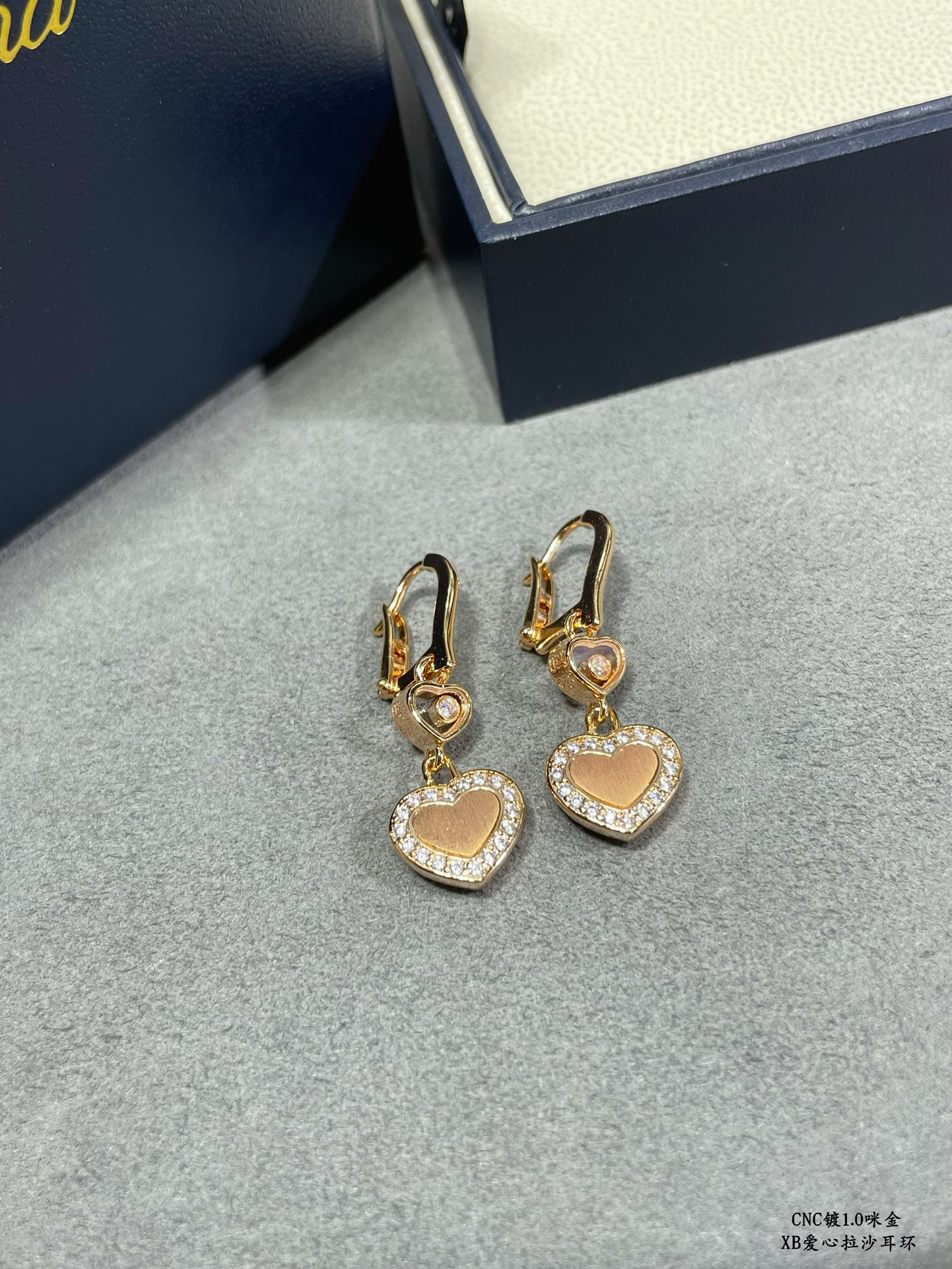 chopard heart-shaped edge Di*m*nd brushed earrings