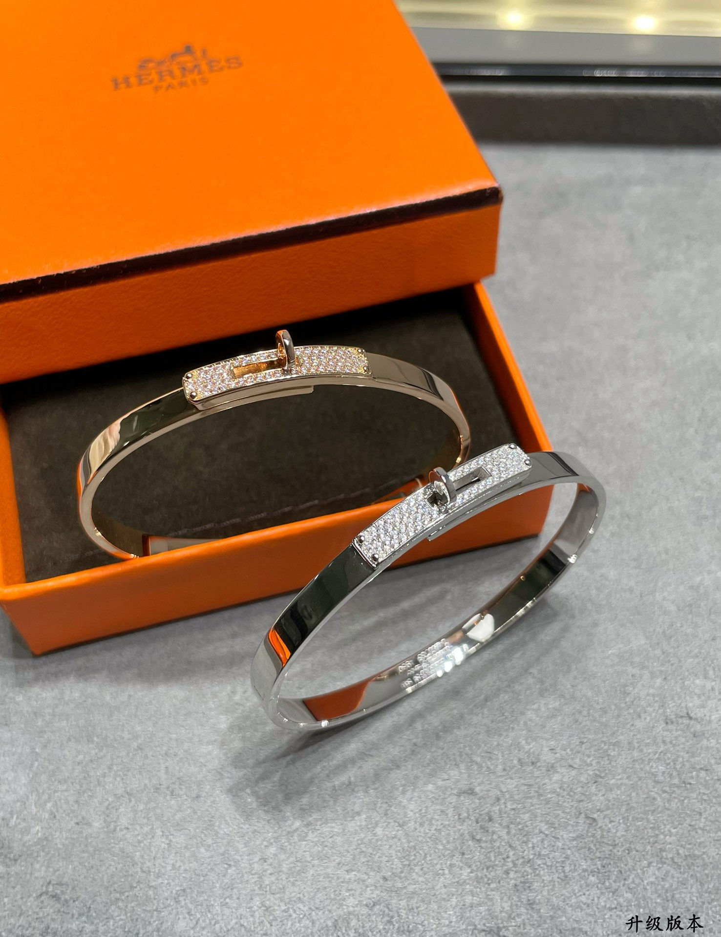 h**mes button half-Di*m*nd bracelet