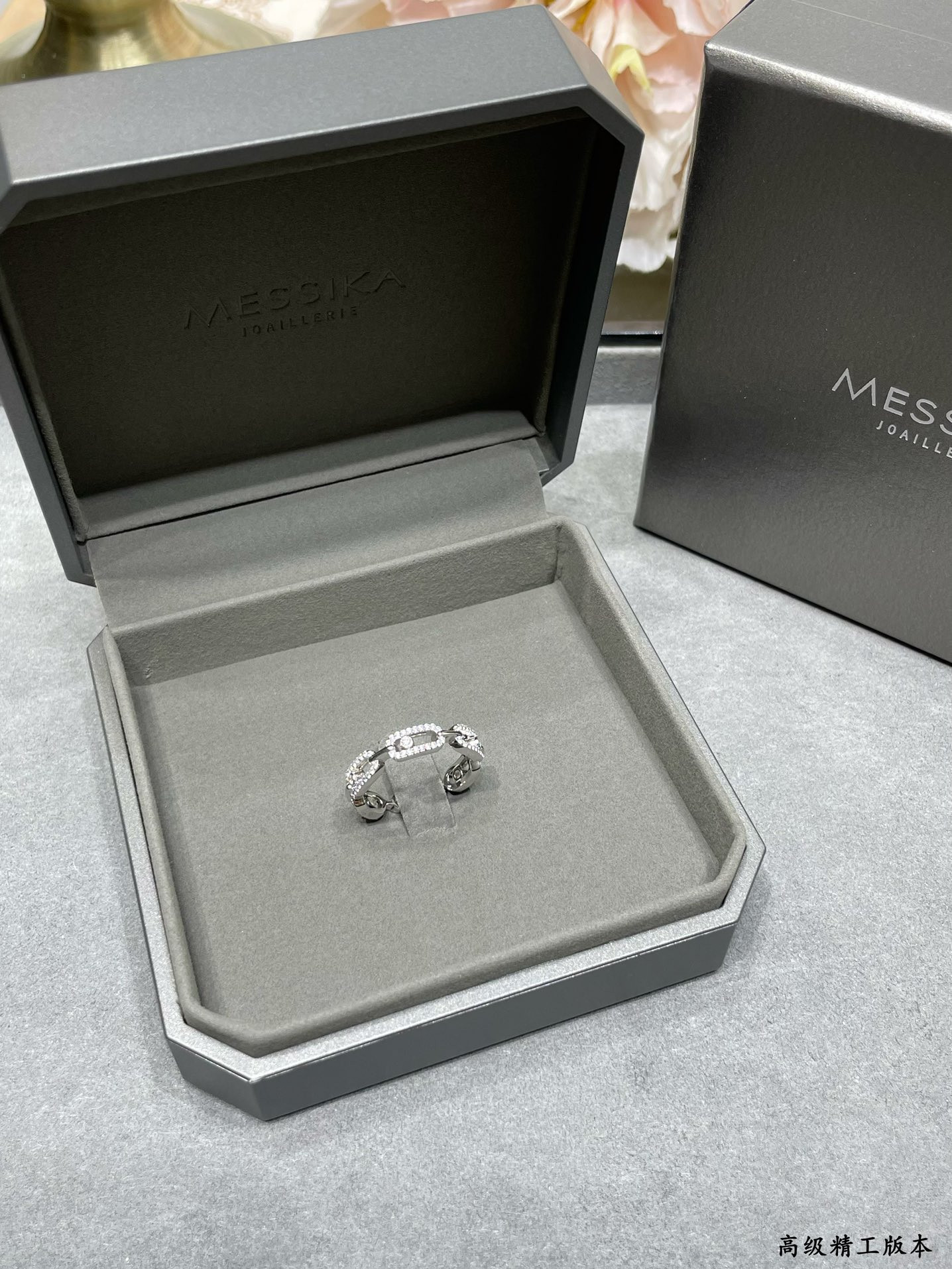 Mes1kaa row di*m*nd moving ring