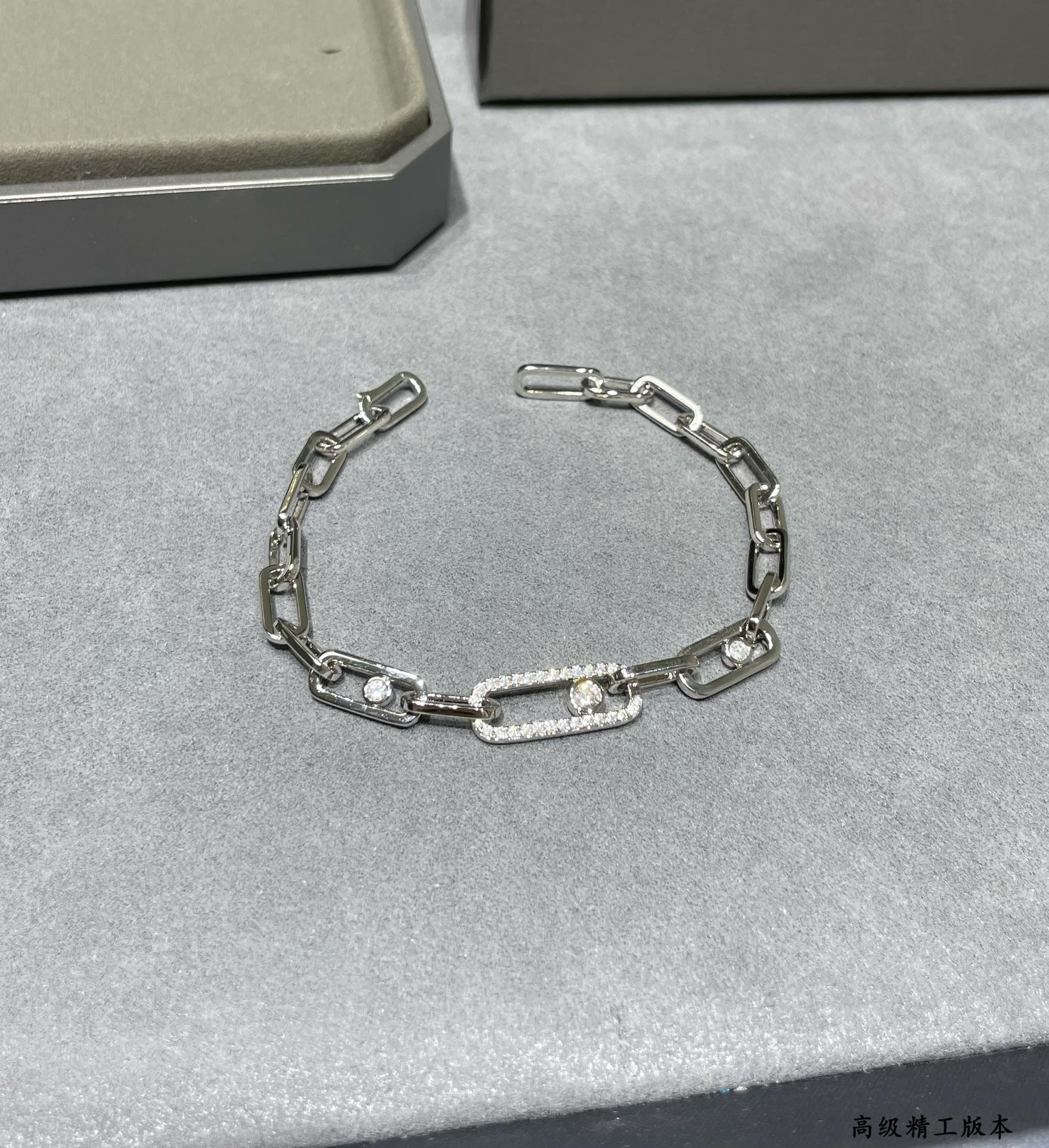 Mes1kaa chain moving bracelet