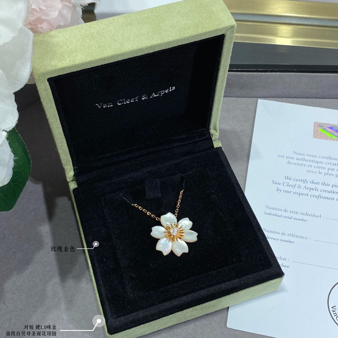 v*n cl*f & arpels preM1vm white fritillary christmas flower necklace
