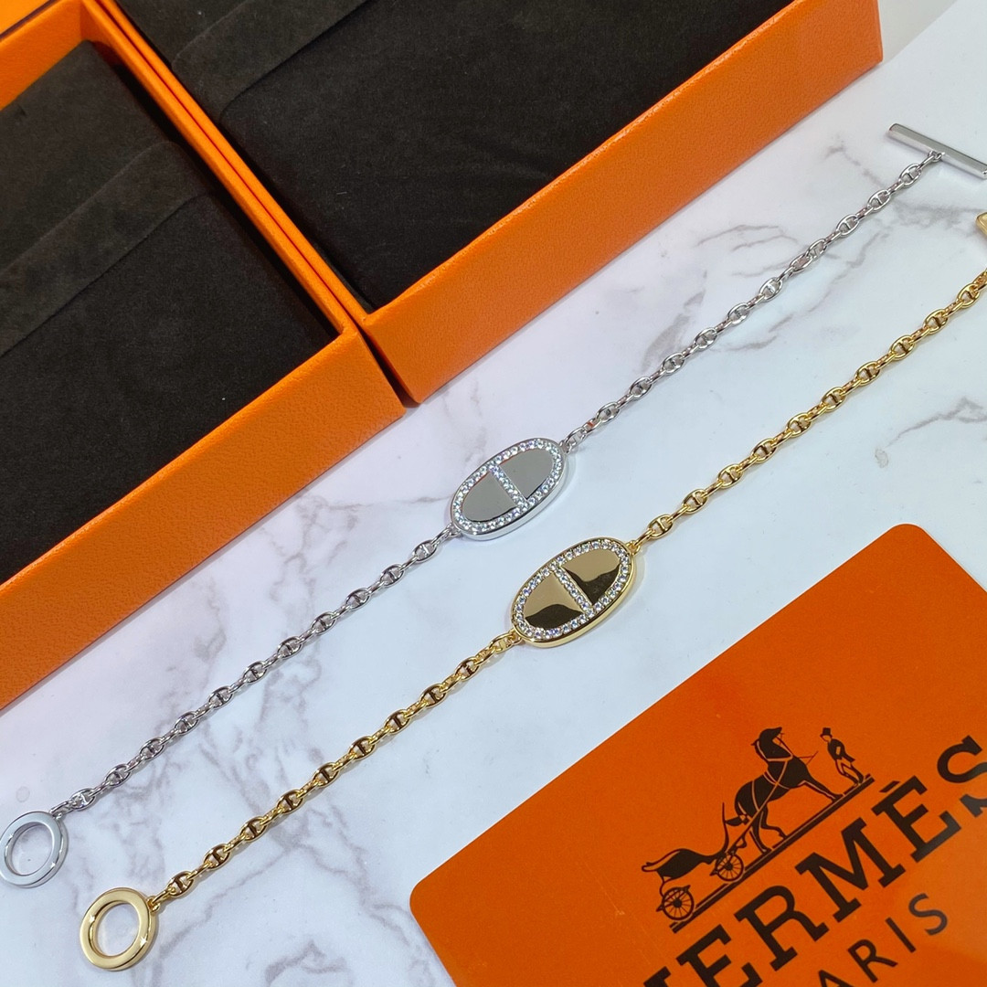 H**me5 round h pendant bracelet