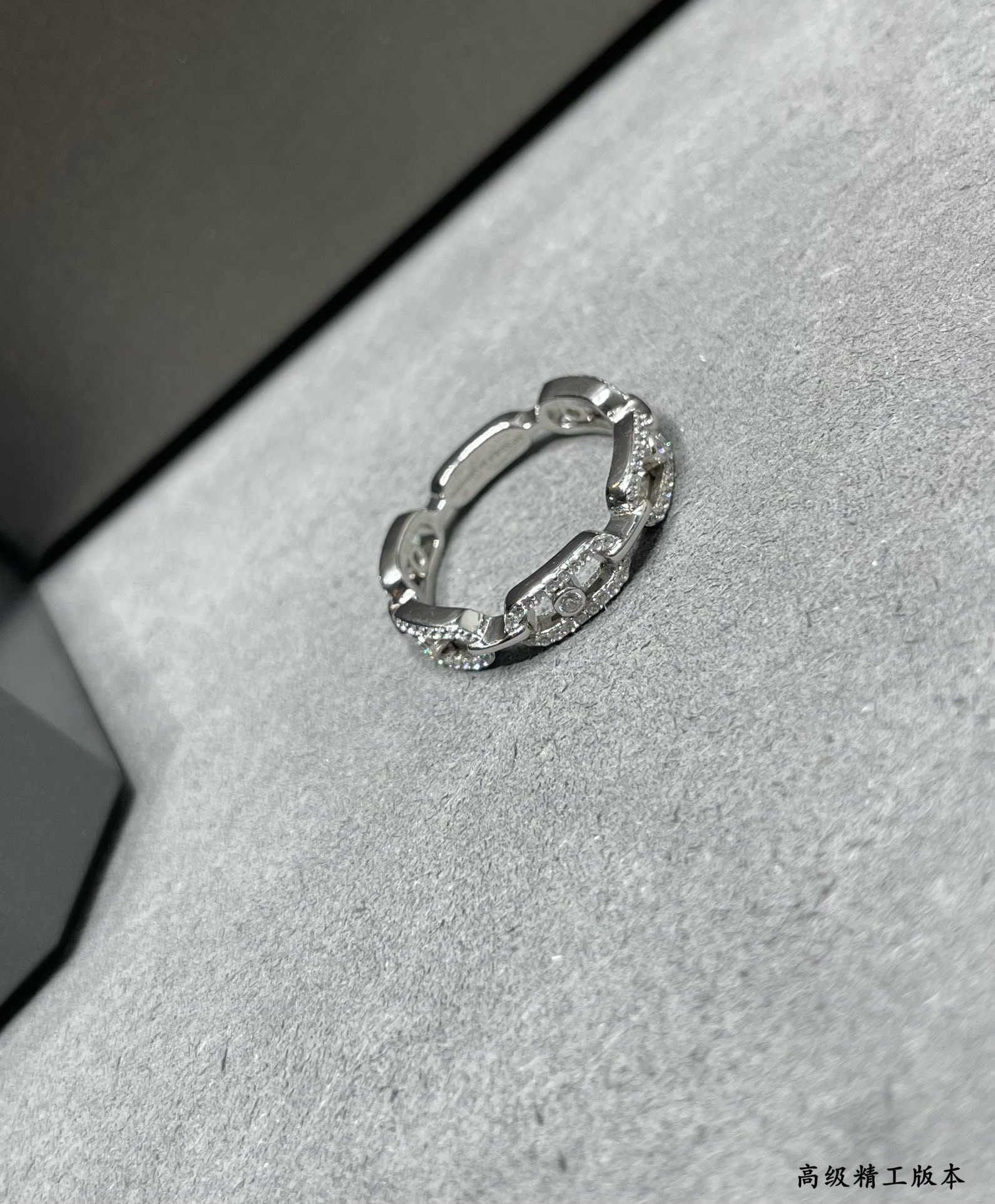 Mes1kaa row di*m*nd moving ring