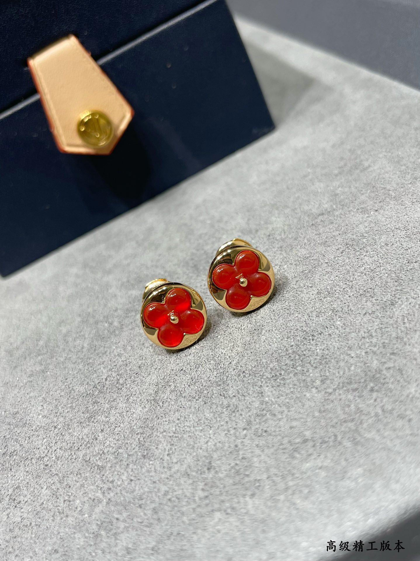 l0*is V*t0n earrings