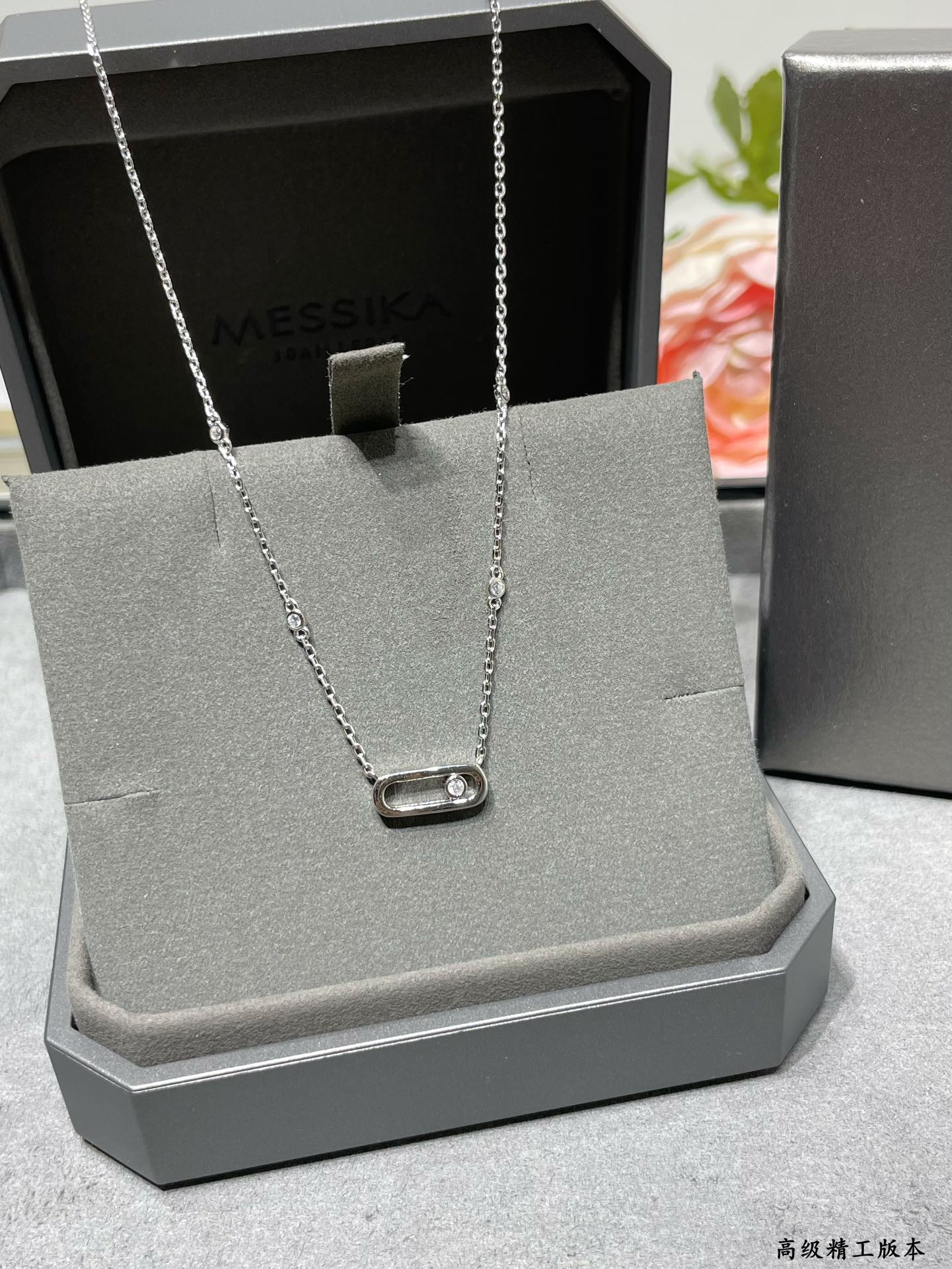 Mes1kaa polished single di*m*nd moving necklace