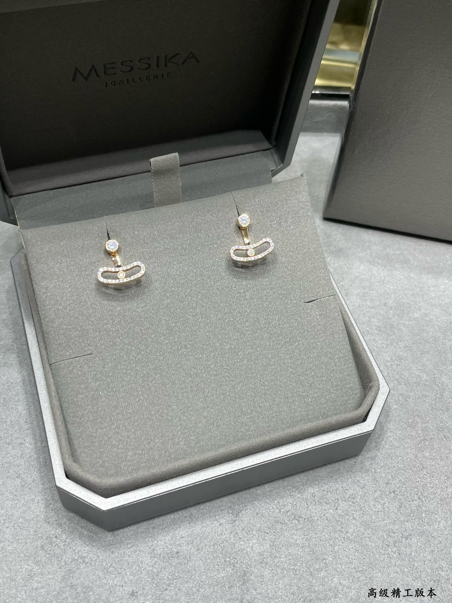 Mes1kaa curved single di*m*nd stud earrings