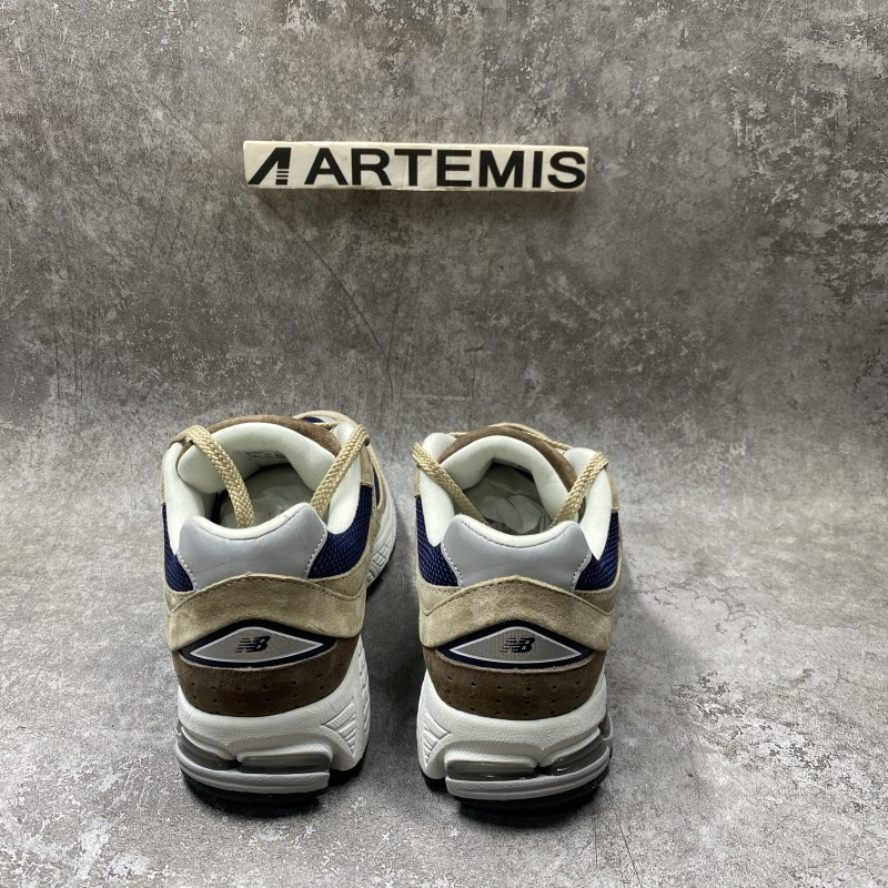 new Ba1an*e 2002r beige navy blue
