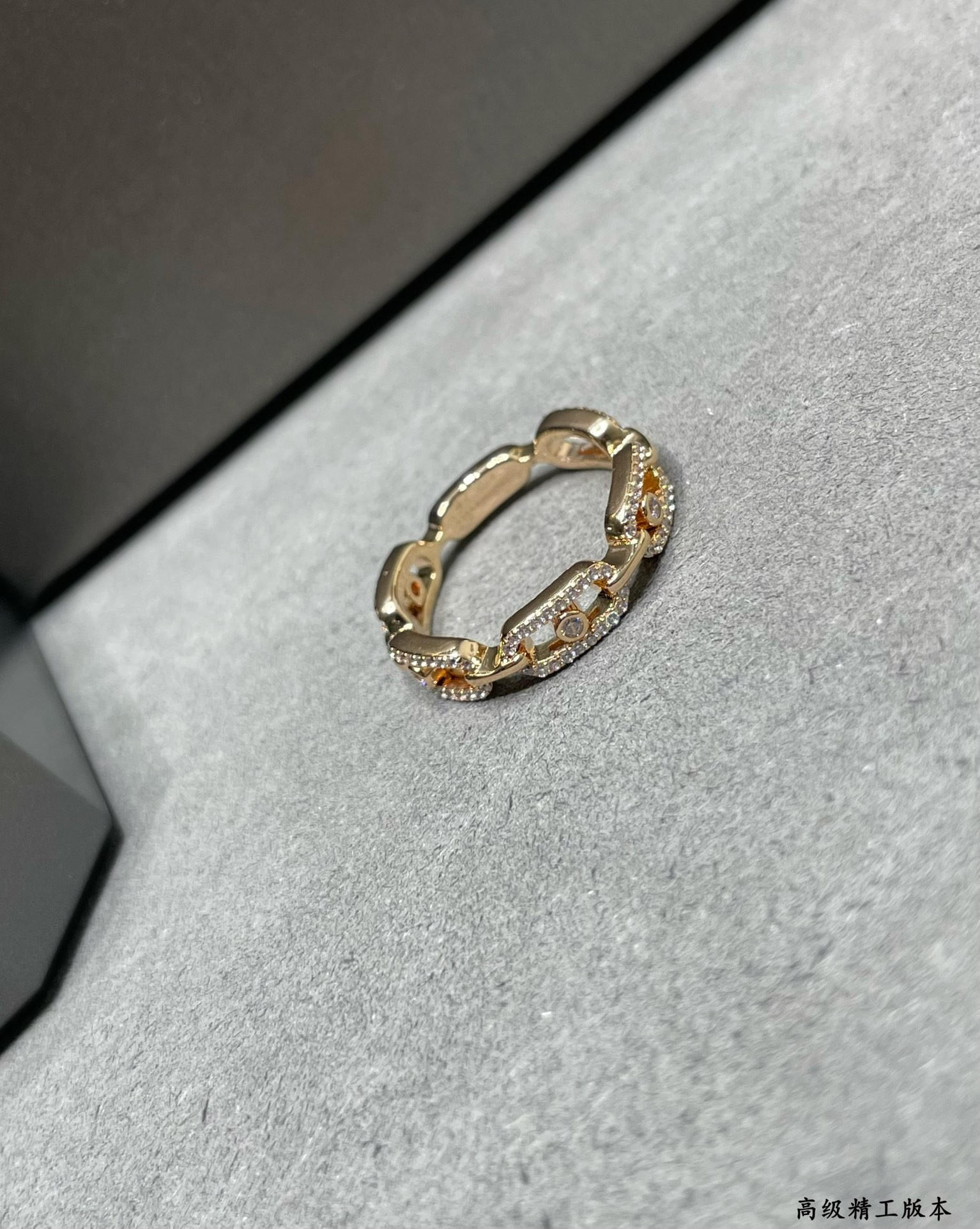 Mes1kaa row di*m*nd moving ring