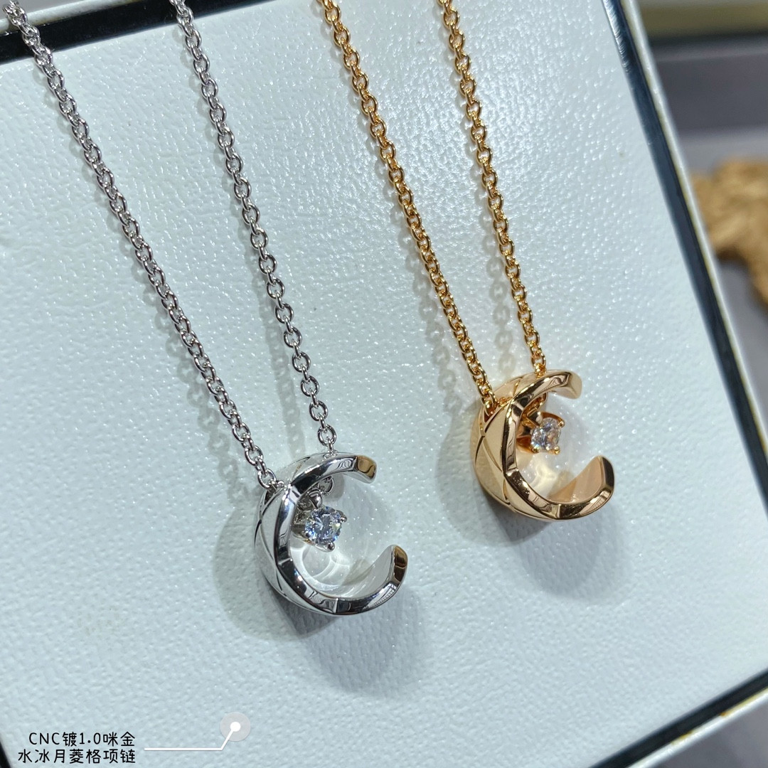 ch*el carved Di*m*nd-shaped sailor moon necklace