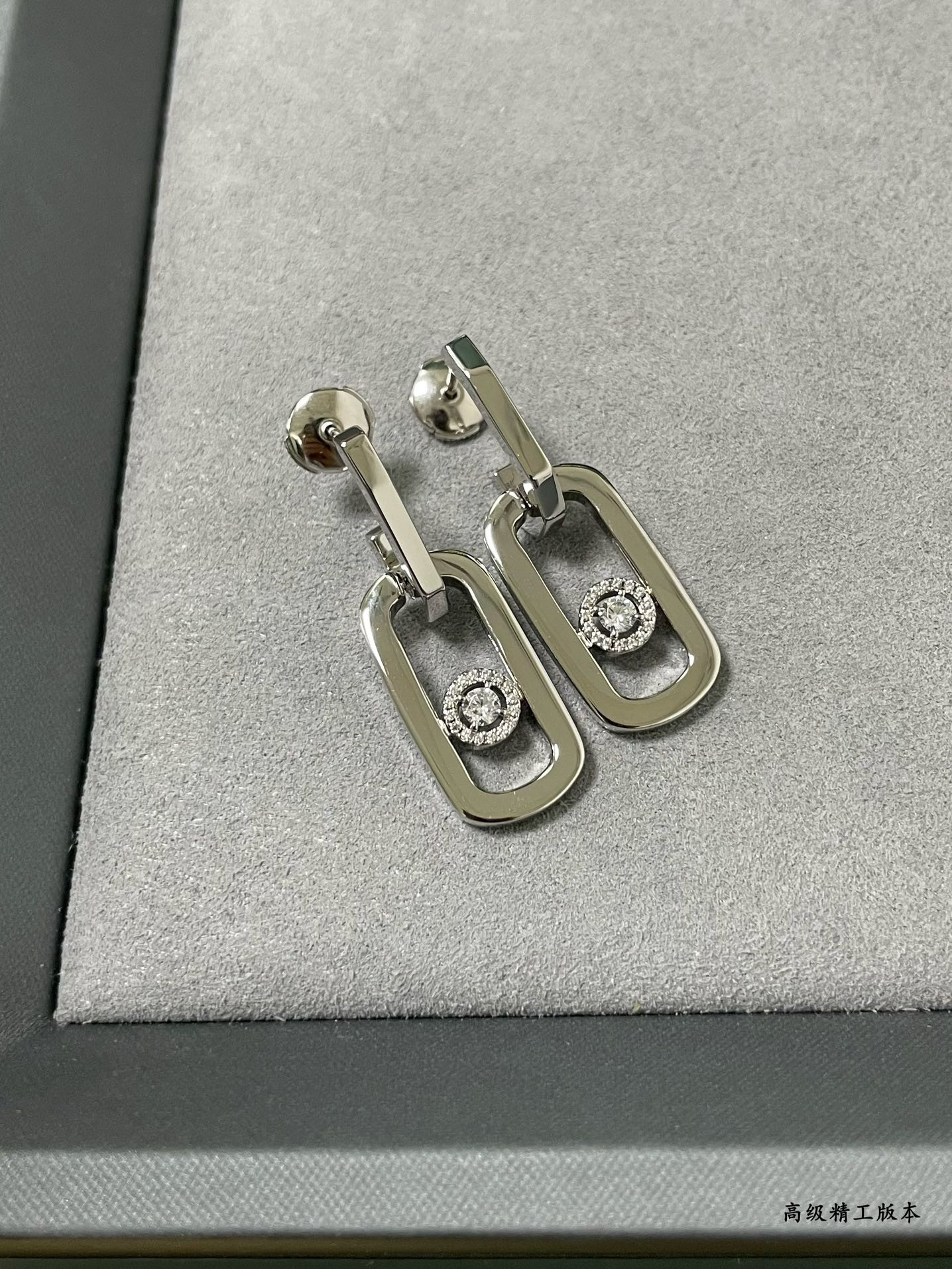 Mes1kaa large single di*m*nd moving stud earrings