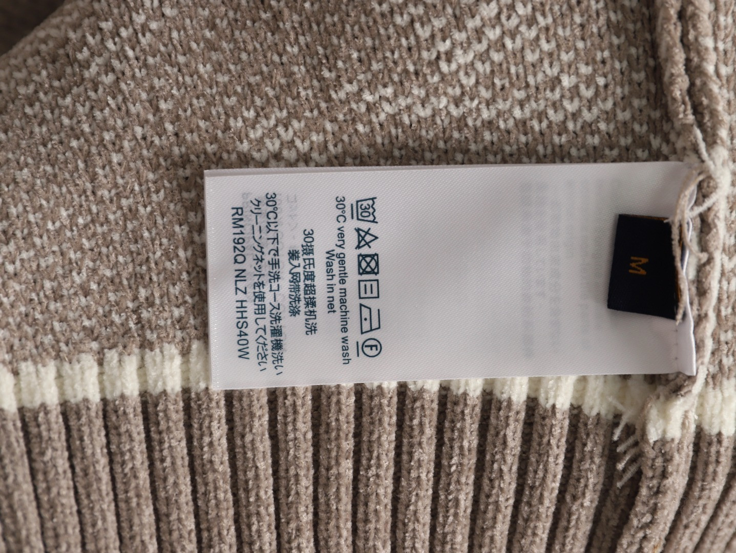 l0*is V*t0n lv 25ss cardigan sweaters
