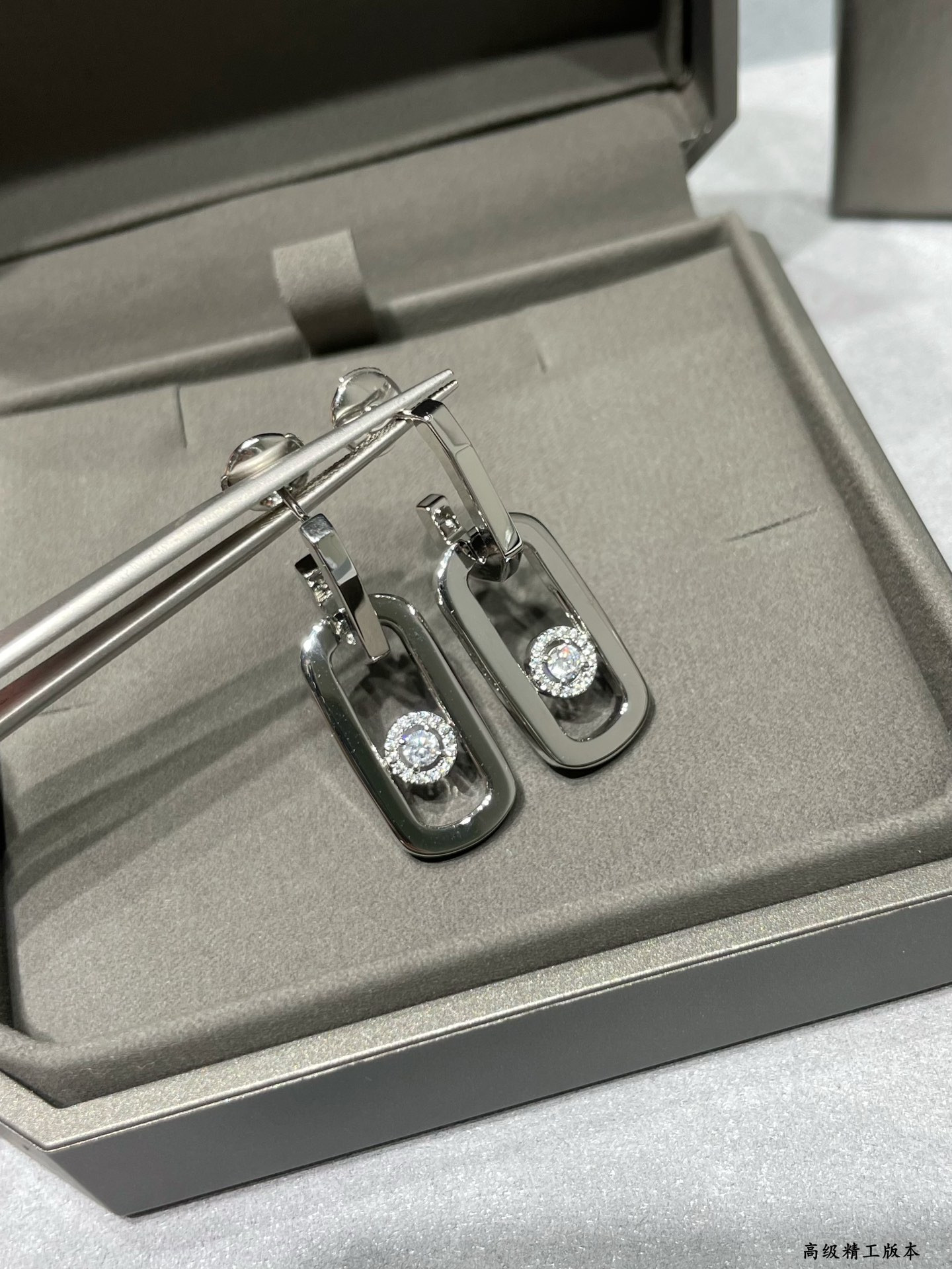 Mes1kaa large single di*m*nd moving stud earrings