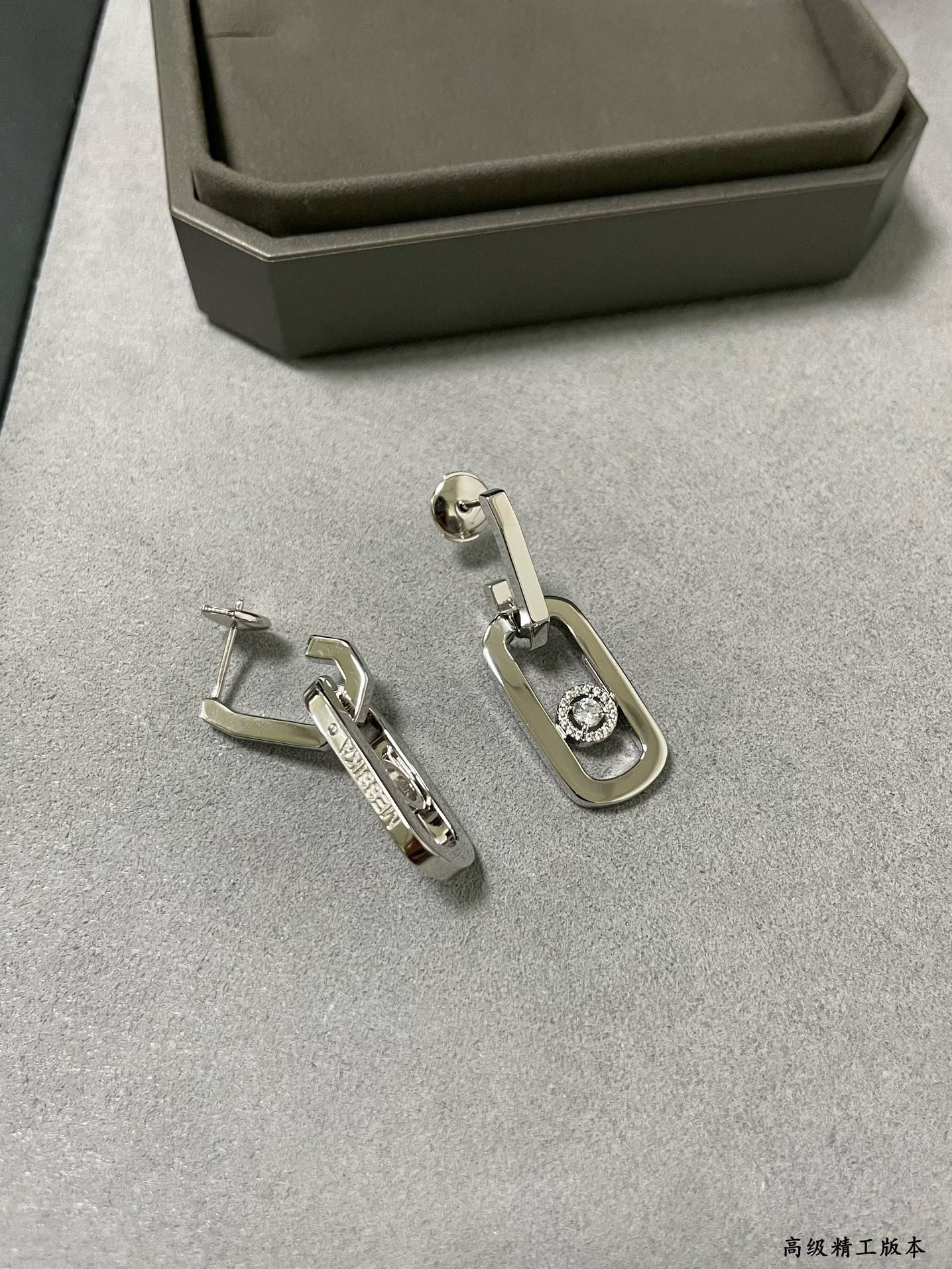 Mes1kaa large single di*m*nd moving stud earrings