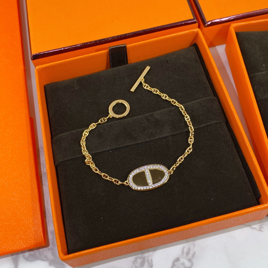 H**me5 round h pendant bracelet