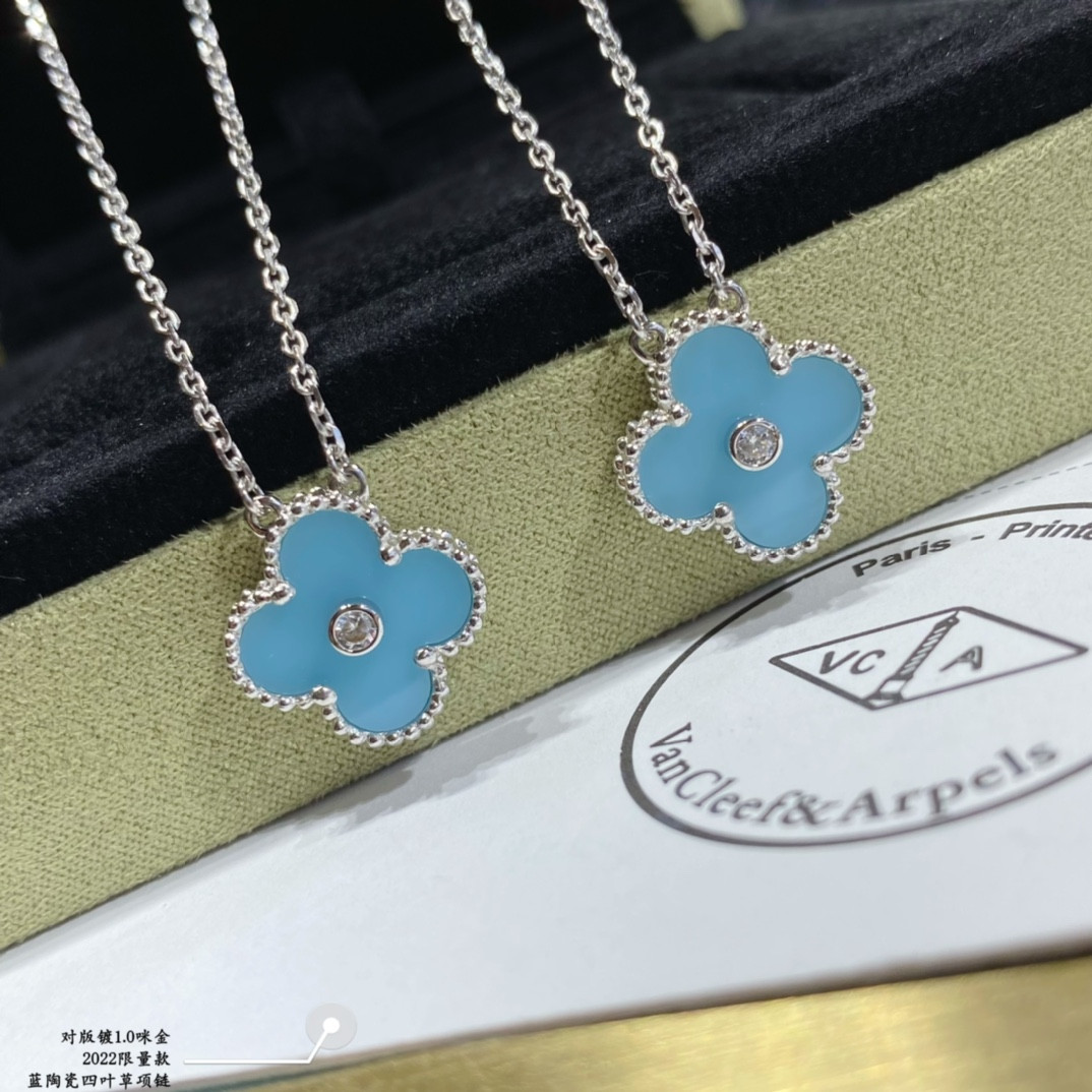 V*N CL*F & arpels medium classic four leaf clover necklace diameter approx 1.5cm chain length approx 40+5cm