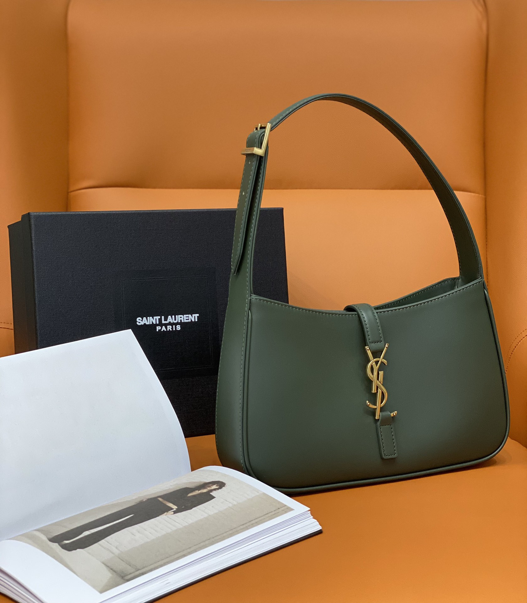 Y*L le 5 À 7 in smooth leather vert fonce  23 x 16 x 6.5 cm