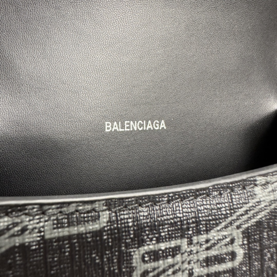 Ba*len*cia*ga women