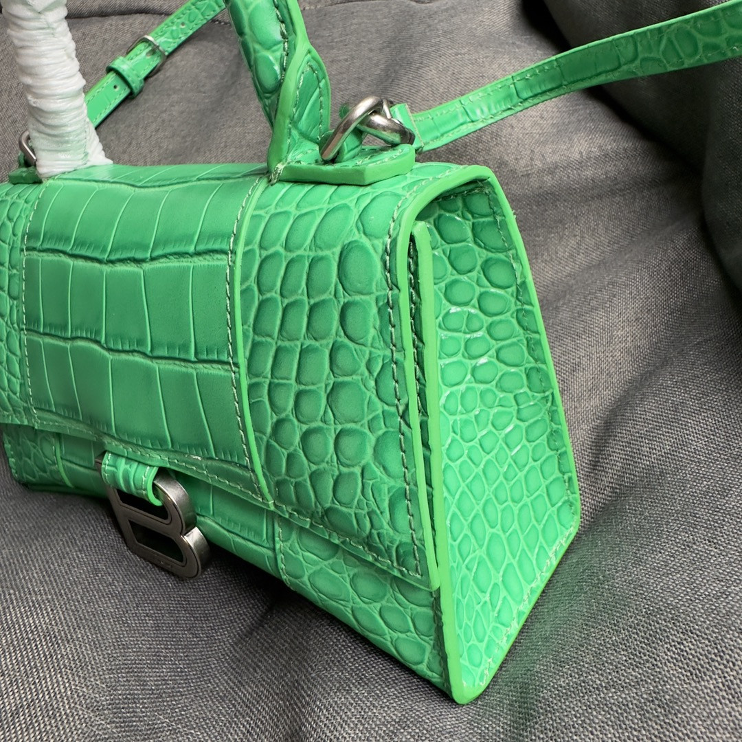 Ba*len*cia*ga women