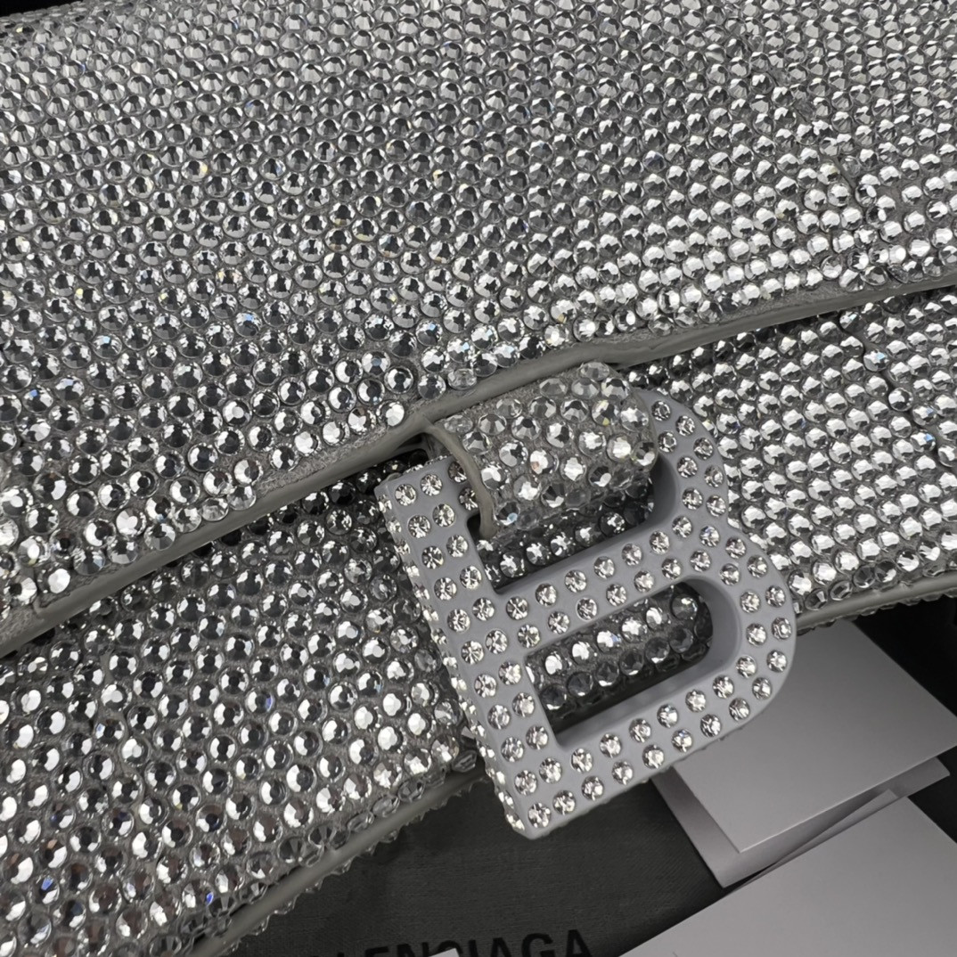 Ba*len*cia*ga women