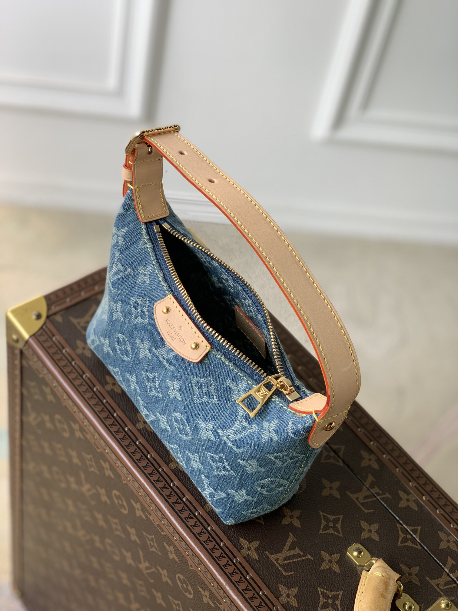 l0*is V*t0n m82949 hills pochette 7.3 x 4.3 x 2.6 inches