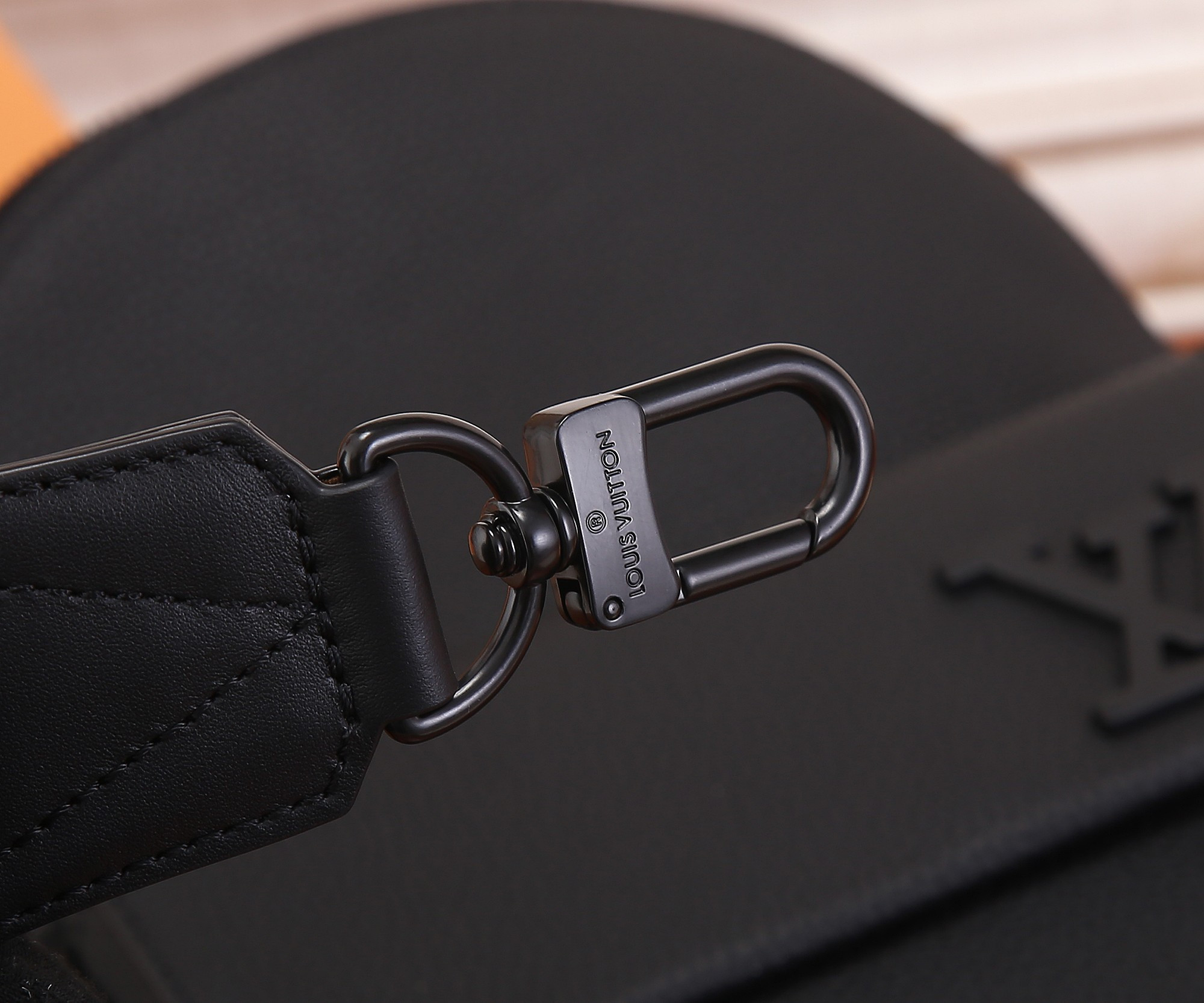LV M23736 Pilot Slingbag 20 x 30 x 4 cm