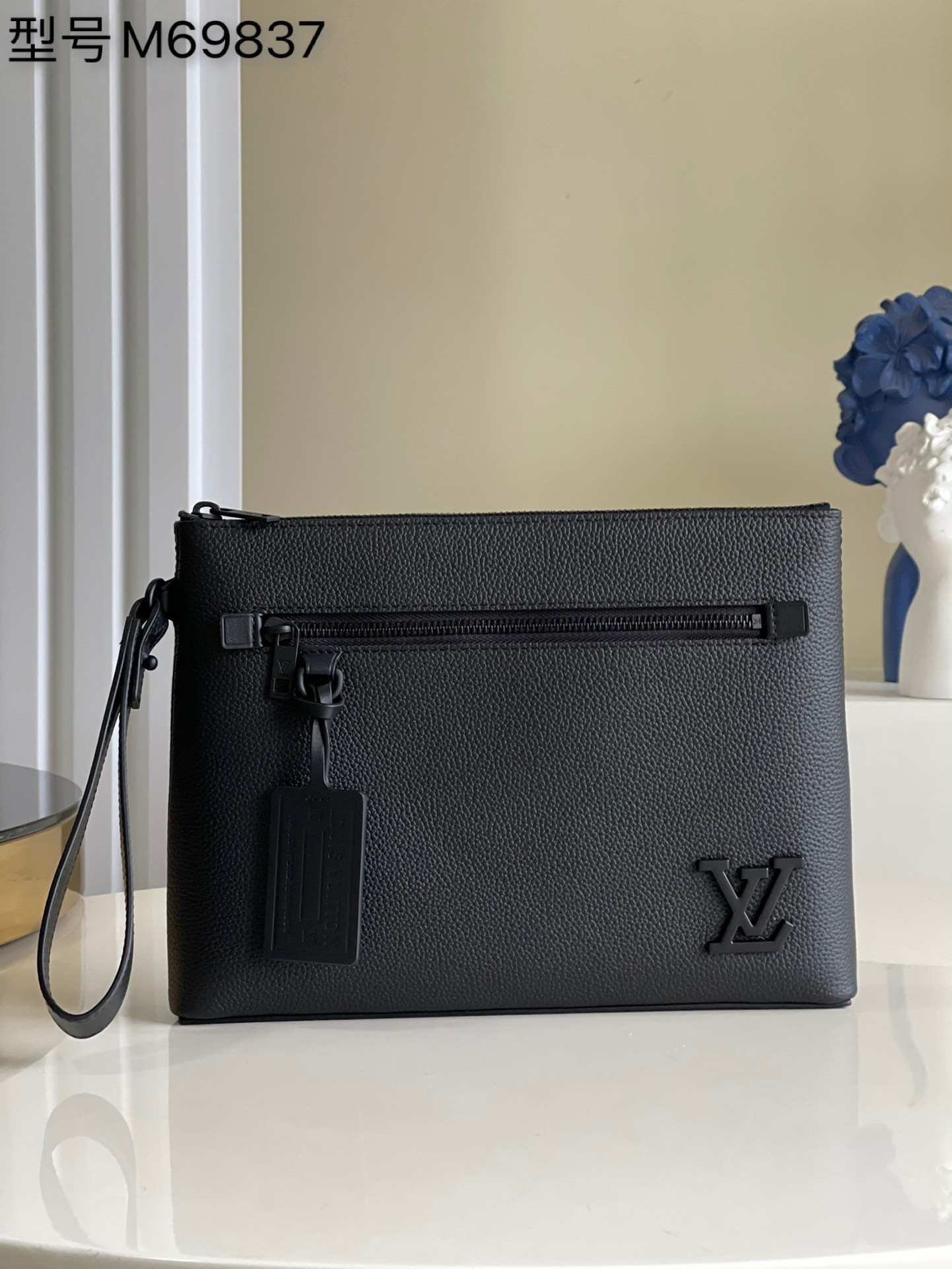 LV M69837 30 x 22 x 5 cm