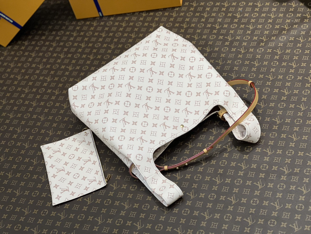 LV M24409 Atlantis GM 13.4 x 13.4 x 5.3 inches