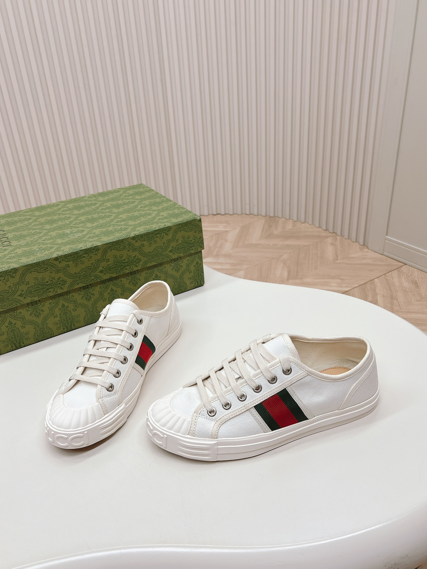 ua G*u*i sneaker with web