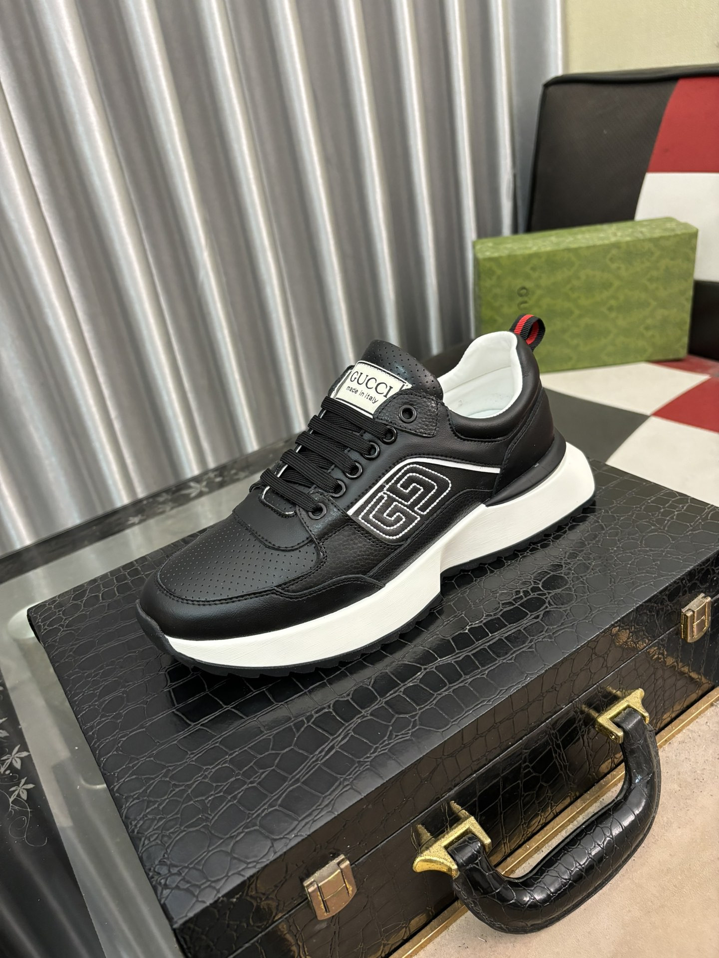ua G*u*i run sneaker